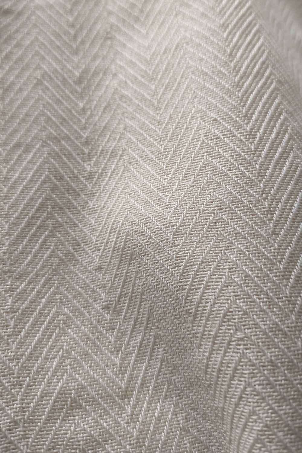 Scialle VANNA seta vancale ampio atelier moda sostenibile abbigliamento etico artigianale avvolgente lavorazione a spina di pesce