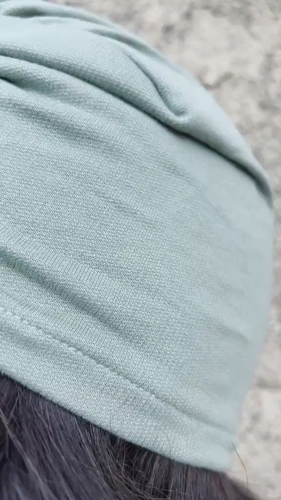 Flavia Amato indossa Turbante BEA accessori di moda sostenibili bordeaux caldo cotone felpato biologico moda sostenibile abbigliamento etico artigianale brand malia lab