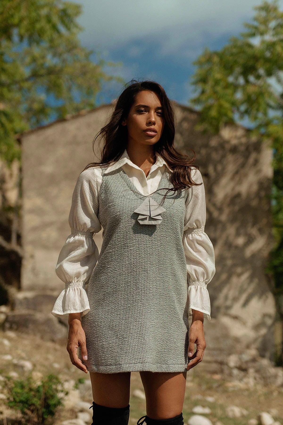 Federica Calemme indossa Abito in lana biologica Twiggy scollo V invernale elegante camicia Gioia seta moda etica artigianale brand malia lab abbigliamento biologico sostenibile abbigliamento sartoriale donna ecosostenibile