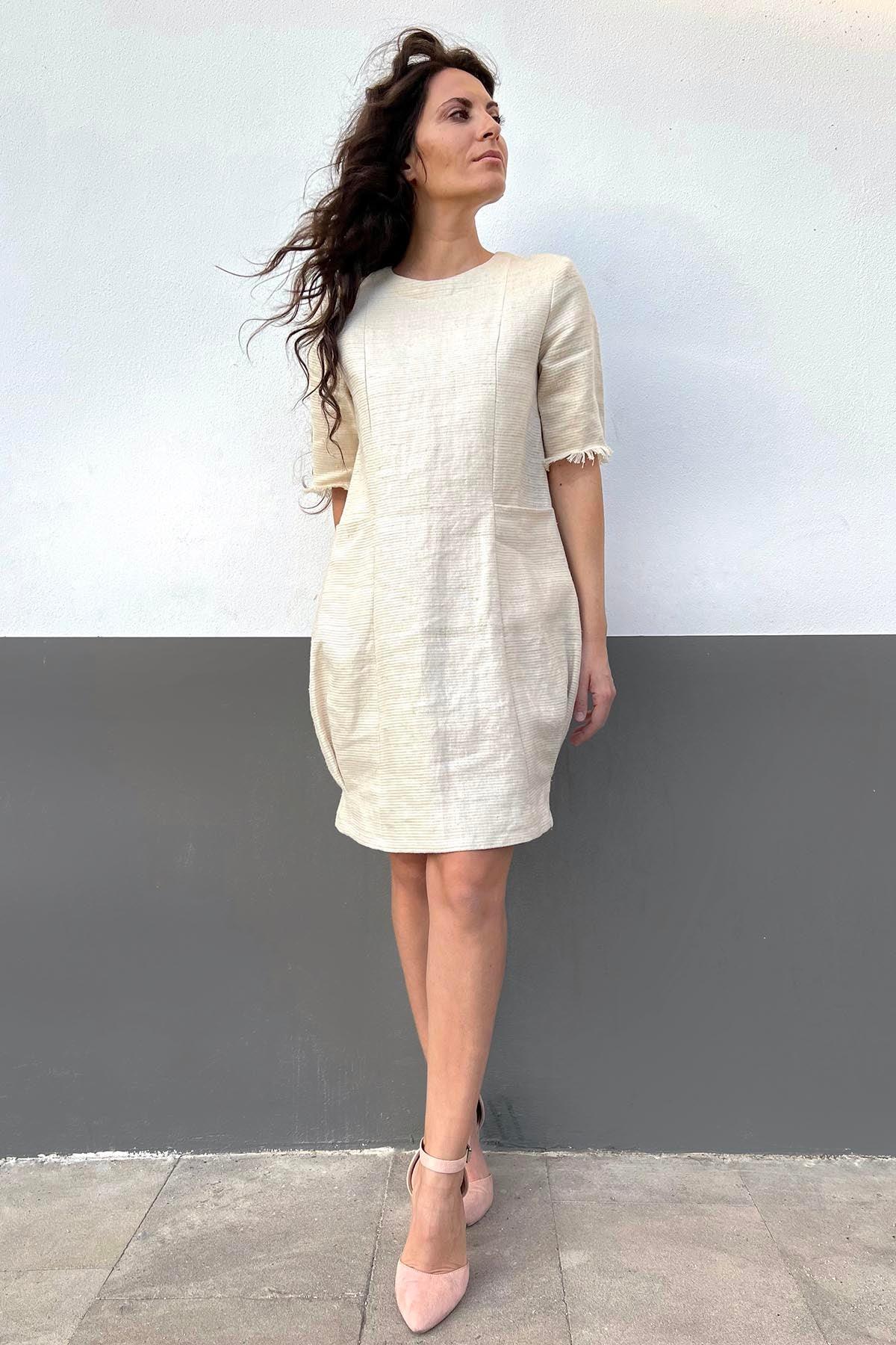 Abito a sacco canapa biologica seta grezza modello ampio Malia Lab moda etica artigianale indossato da Flavia Amato