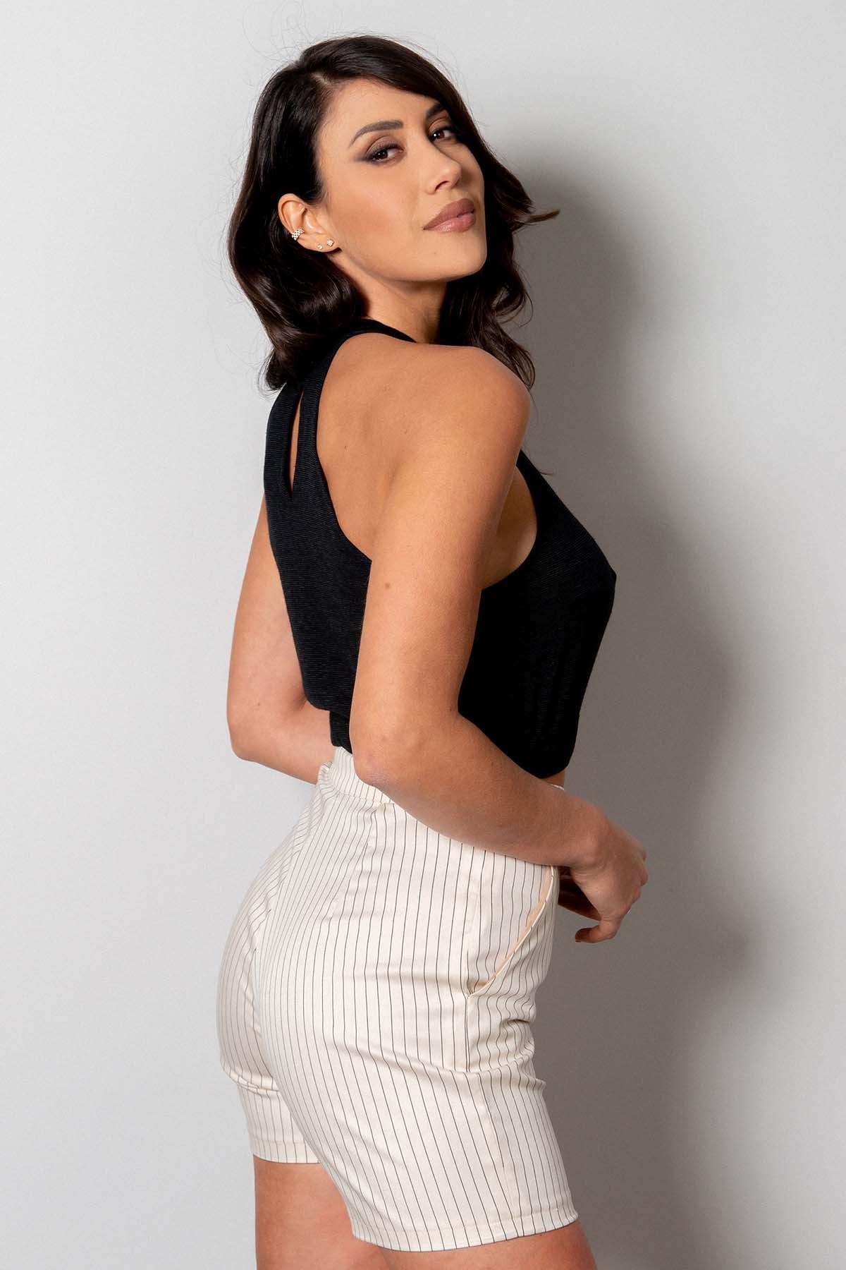 Shorts Ludovica gessato bianco lyocell seacell elastico fibra di alga abbigliamento artigianale sartoriale etico brand malia lab vestiti sostenibili donna in fibre naturali made in italy dettaglio laterale