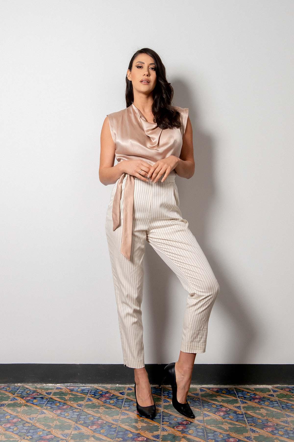Eleonora D'Alessandro indossa Pantalone gessato capri Ada lyocell seacell abbigliamento sartoriale artigianale etico atelier brand malia lab tessuti naturali pantalone sartoriale su misura