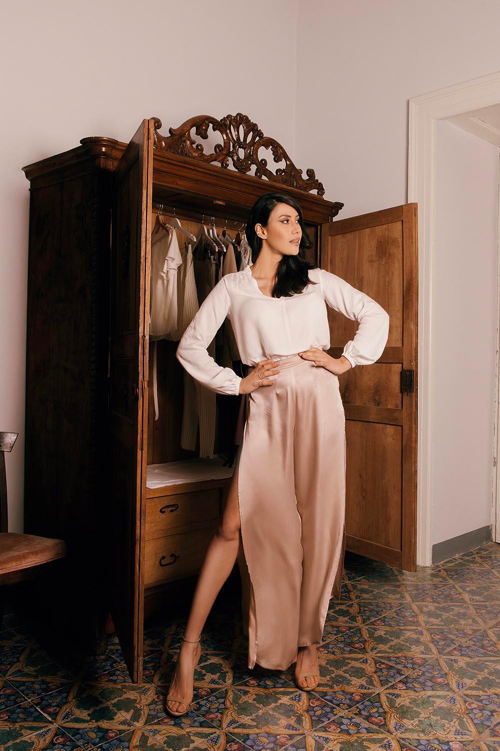 Eleonora D'Alessandro indossa Pantalone elegante EMILIA in cupro abbigliamento sartoriale etico brand malia lab abbigliamento sostenibile vestiti ecosostenibili donna su misura tessuti certificati gamba aperta pantaloni da cerimonia