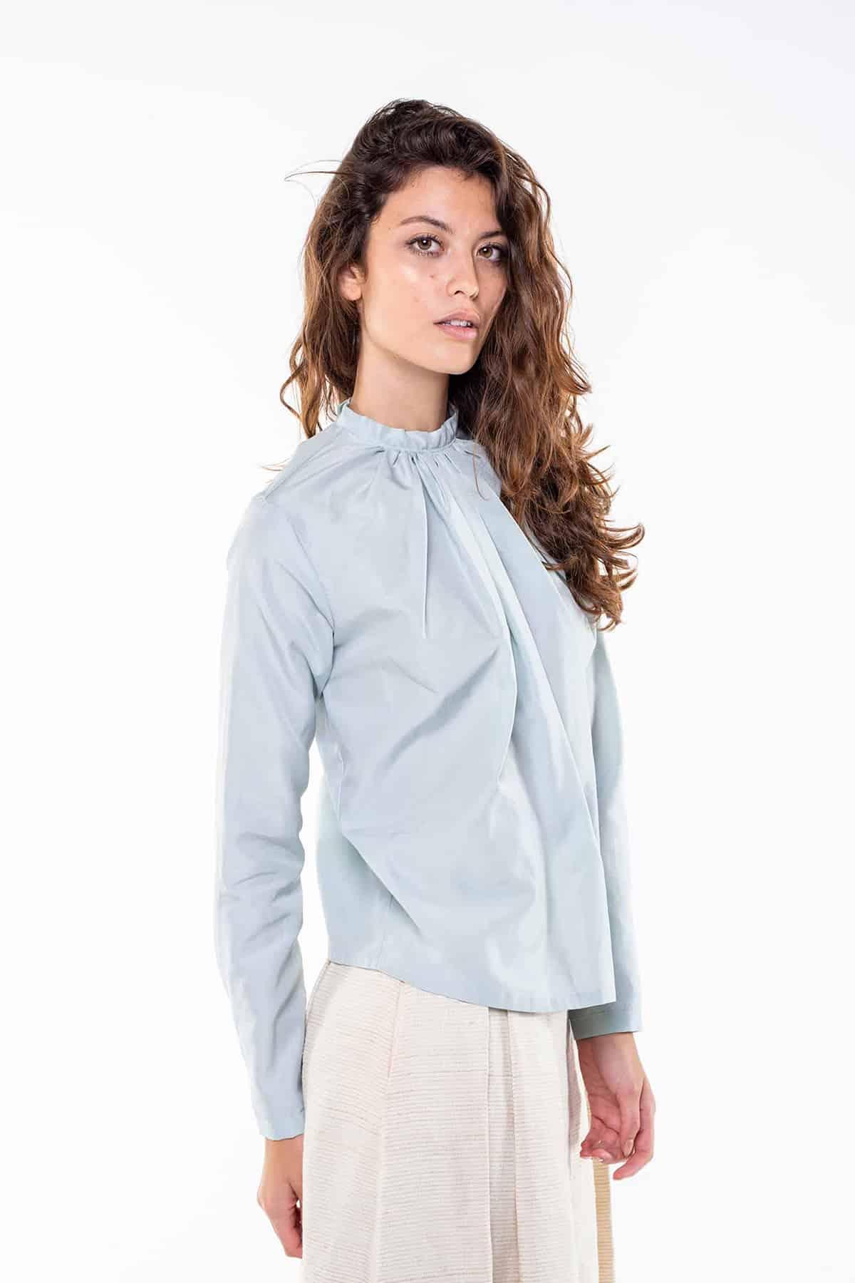 Camicia SVEVA Cupro grs ecologico Cotone Biologico Moda Sostenibile Artigianale brand Malia Lab camicia sartoriale blusa su misura vista laterale
