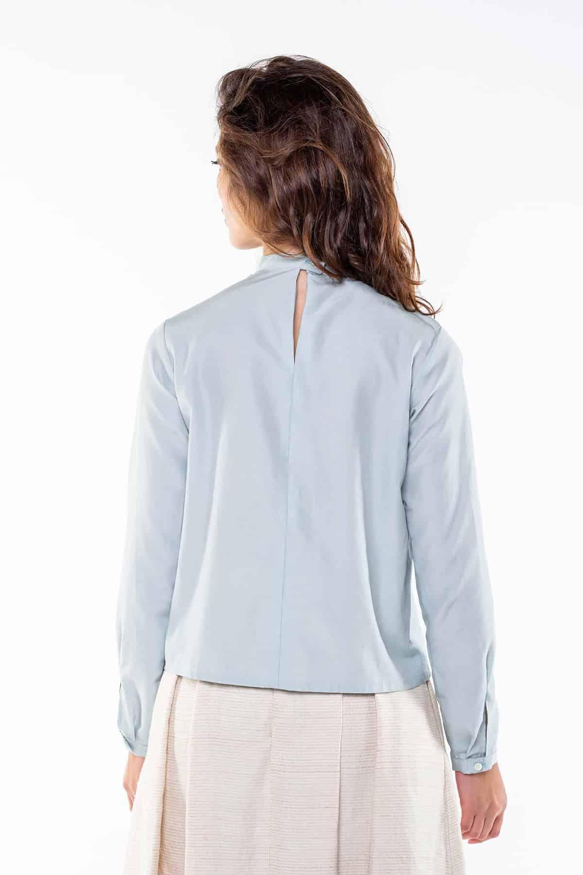 Camicia SVEVA Cupro grs ecologico Cotone Biologico Moda Sostenibile Artigianale brand Malia Lab camicia sartoriale blusa su misura dettaglio posteriore