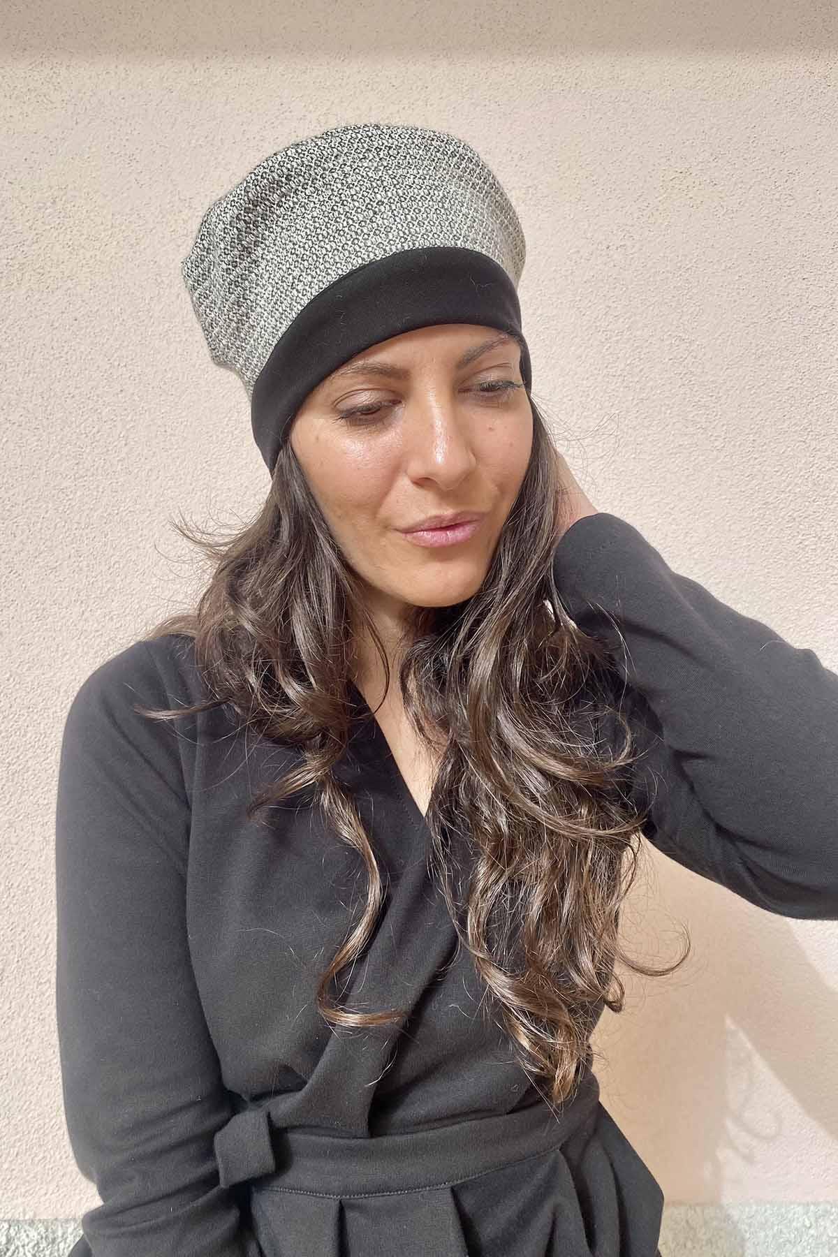 Cappello in lana biologica Bonnie accessori di moda sostenibili abbigliamento etico artigianale brand malia lab cappello artigianale fantasia nero e bianco