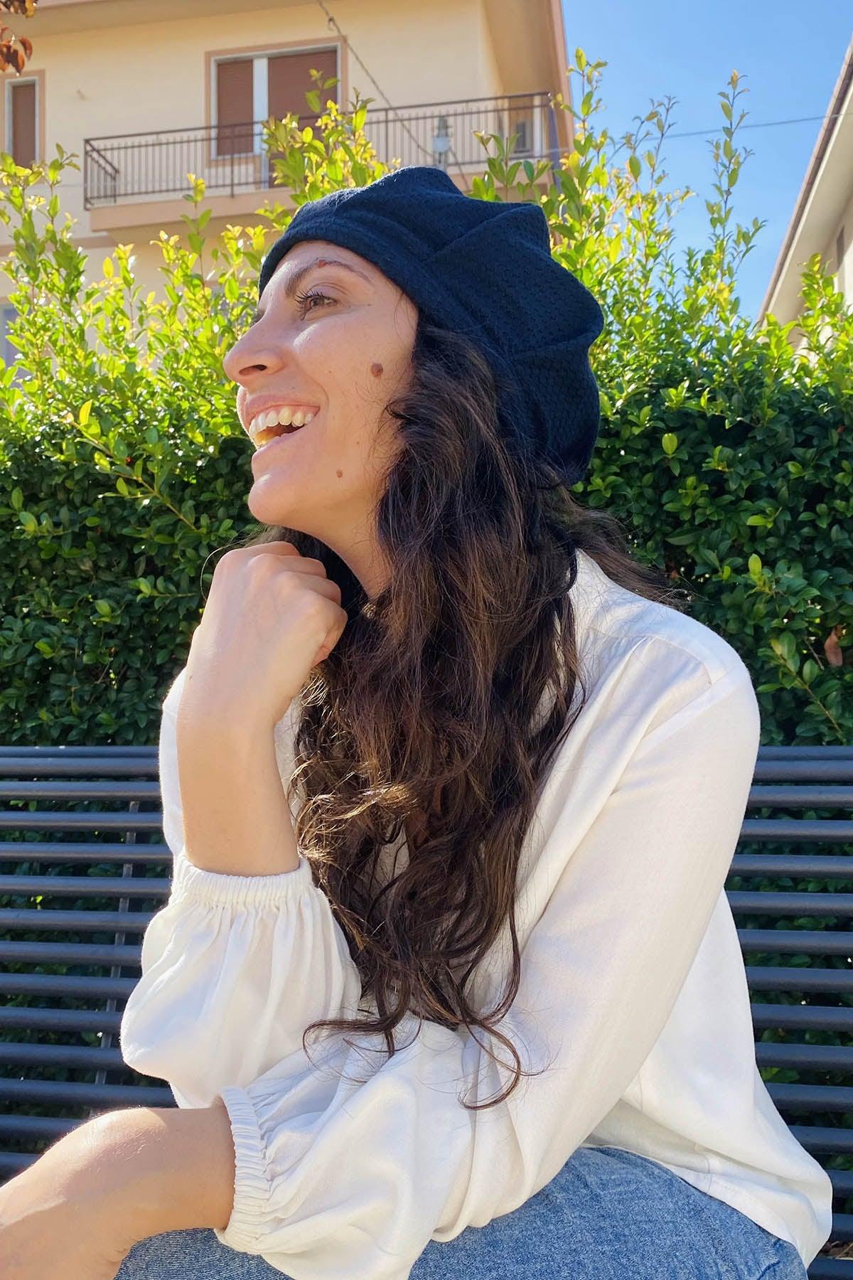 Cappello in lana biologica Edith accessori di moda sostenibili abbigliamento etico artigianale brand malia lab cappello artigianale blu notte