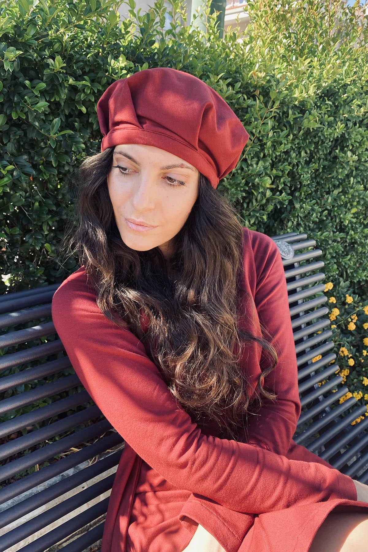 Flavia Amato indossa Cappello Edith bordeaux cotone biologico accessori di moda sostenibili moda sostenibile abbigliamento etico artigianale brand malia lab