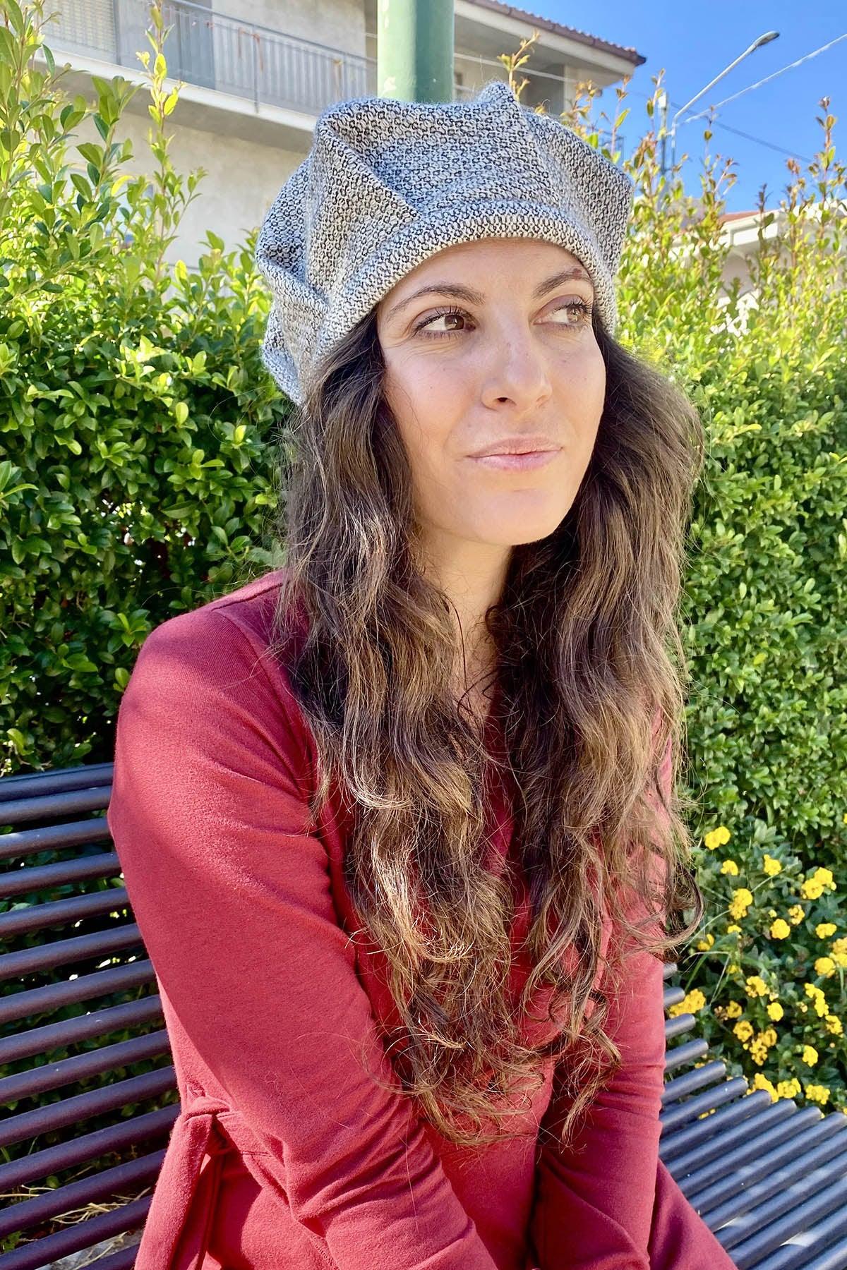 Cappello in lana biologica Edith accessori di moda sostenibili abbigliamento etico artigianale brand malia lab cappello artigianale