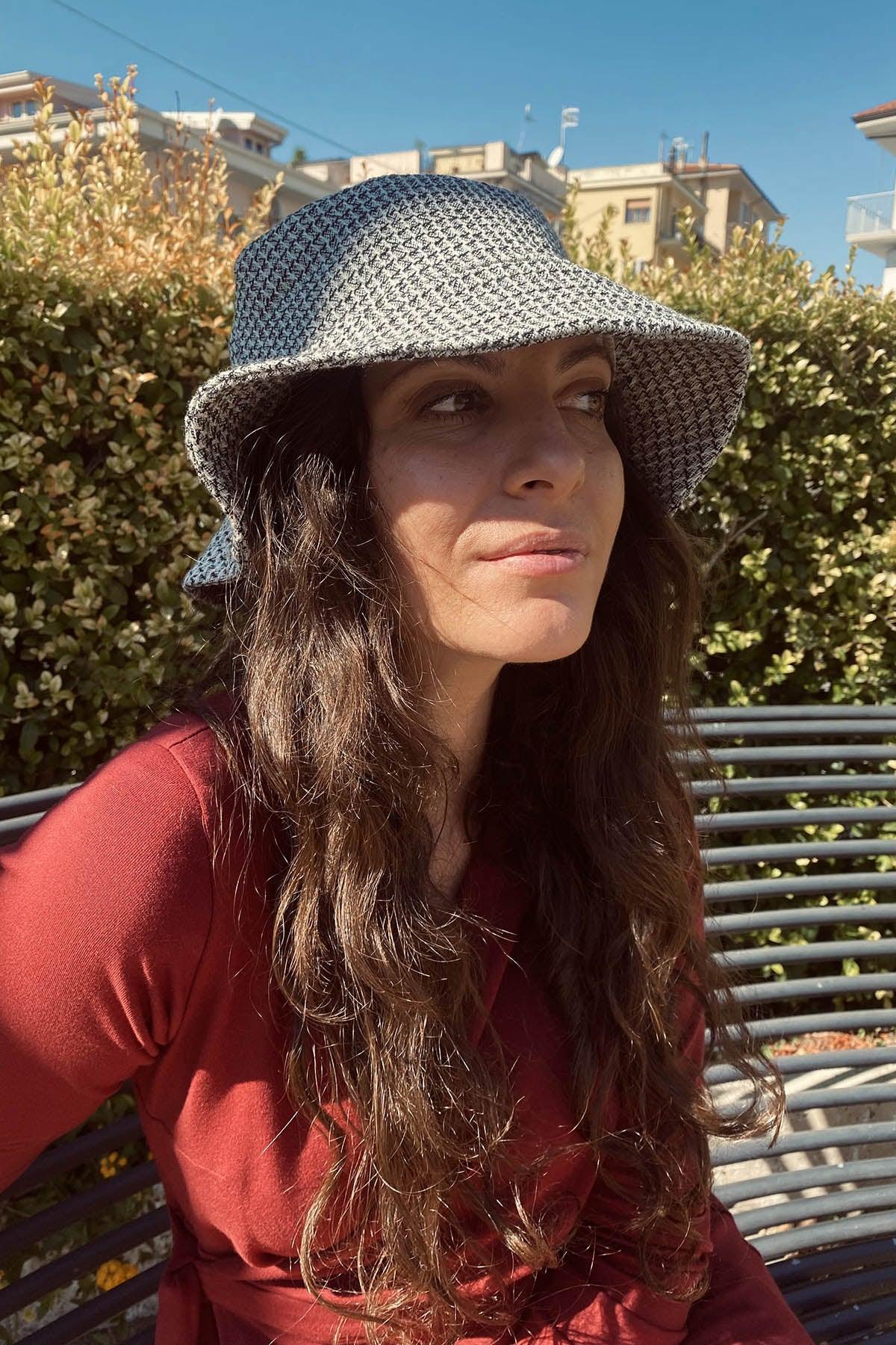 Cappello alla pescatora Paloma accessori di moda sostenibili lana biologica grigia abbigliamento etico artigianale brand malia lab