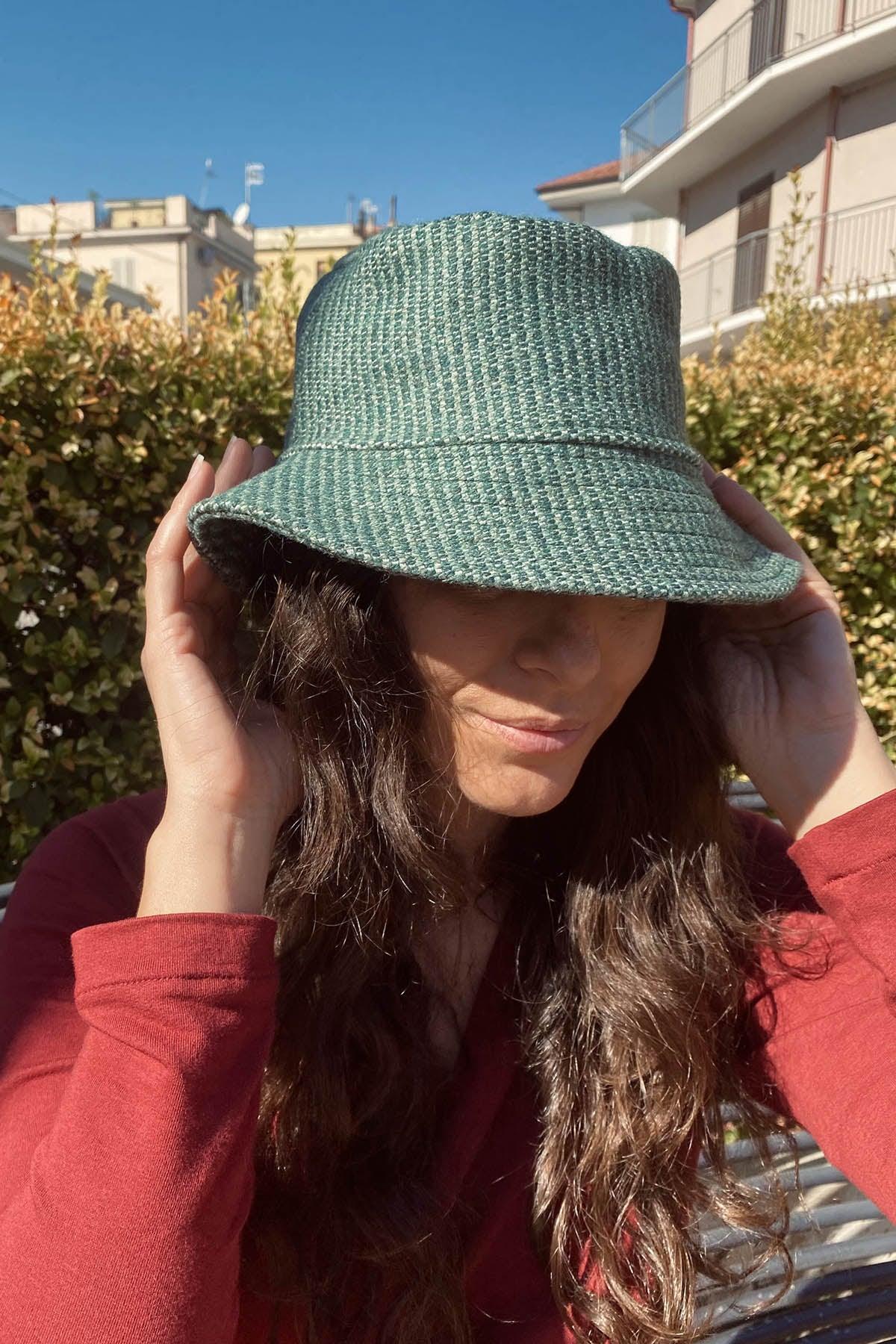 Cappello alla pescatora Paloma accessori di moda sostenibili lana verde biologica abbigliamento etico artigianale brand malia lab