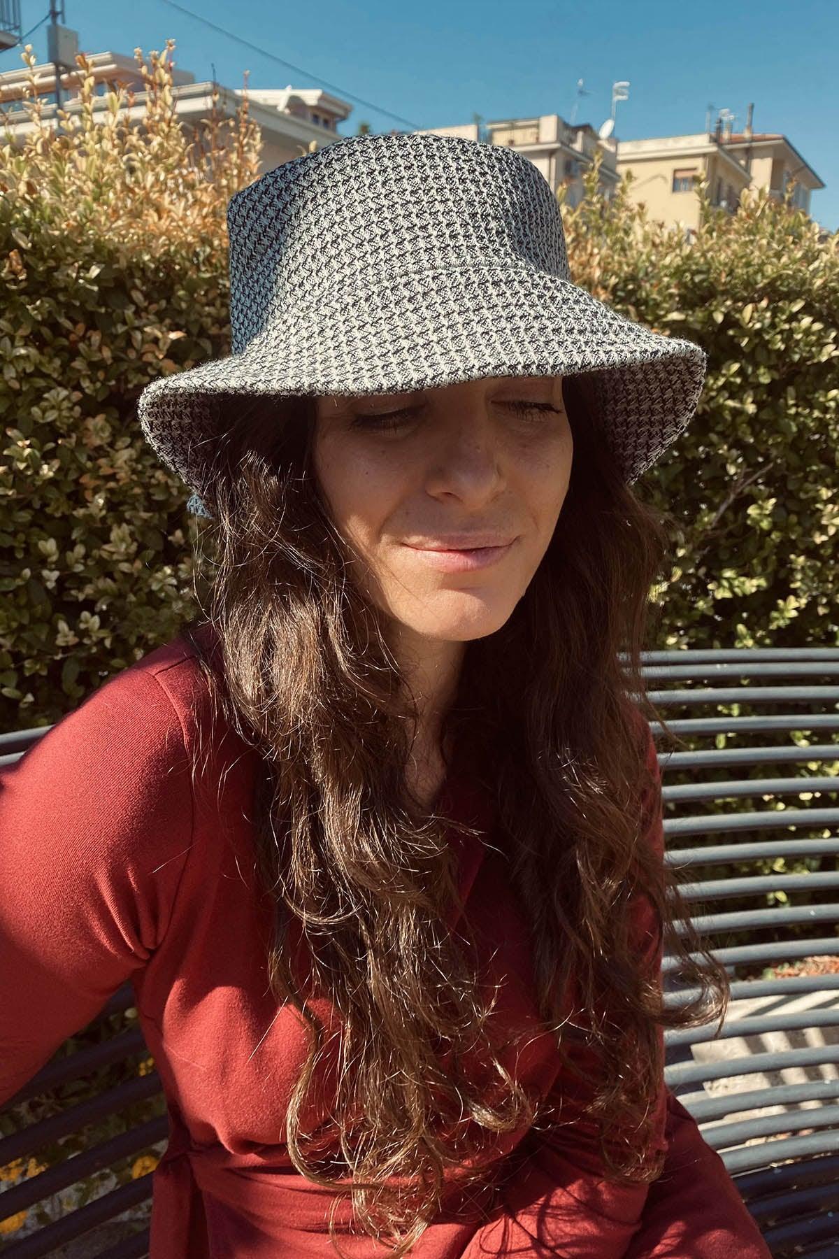 Cappello alla pescatora Paloma accessori di moda sostenibili lana grigia e nera biologica abbigliamento artigianale brand malia lab