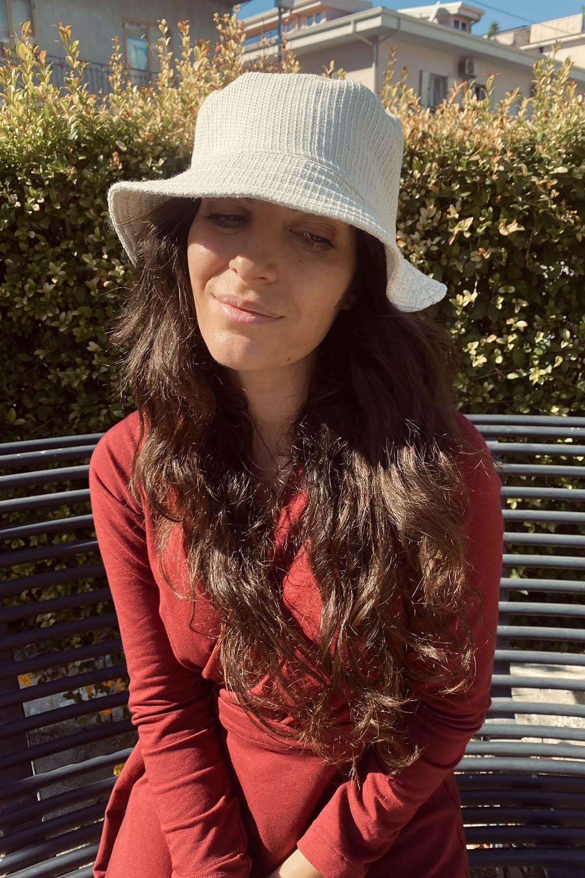 Flavia Amato indossa Cappello alla pescatora Paloma accessori di moda sostenibili lana biologica cotone biologico 4 stagioni abbigliamento etico artigianale brand malia lab