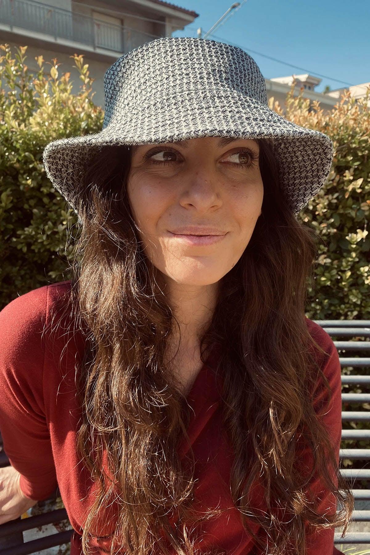 Cappello alla pescatora Paloma accessori di moda sostenibili lana grigia biologica abbigliamento artigianale brand malia lab