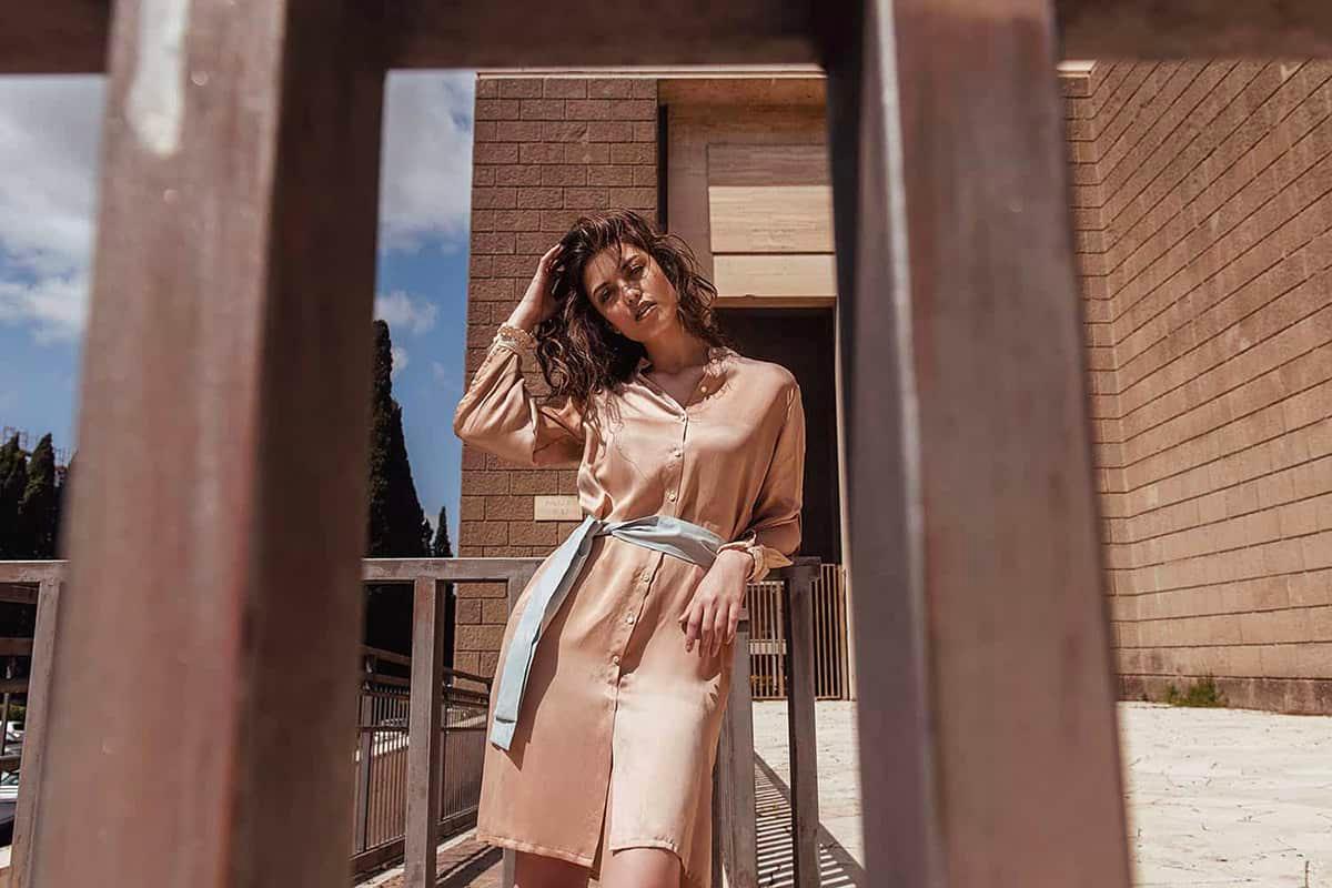 Chemisier in cupro scivolato effetto seta elegante moda etica artigianale brand malia lab abbigliamento sostenibile biologico vestiti ecosostenibili donna abito sartoriale fibre naturali
