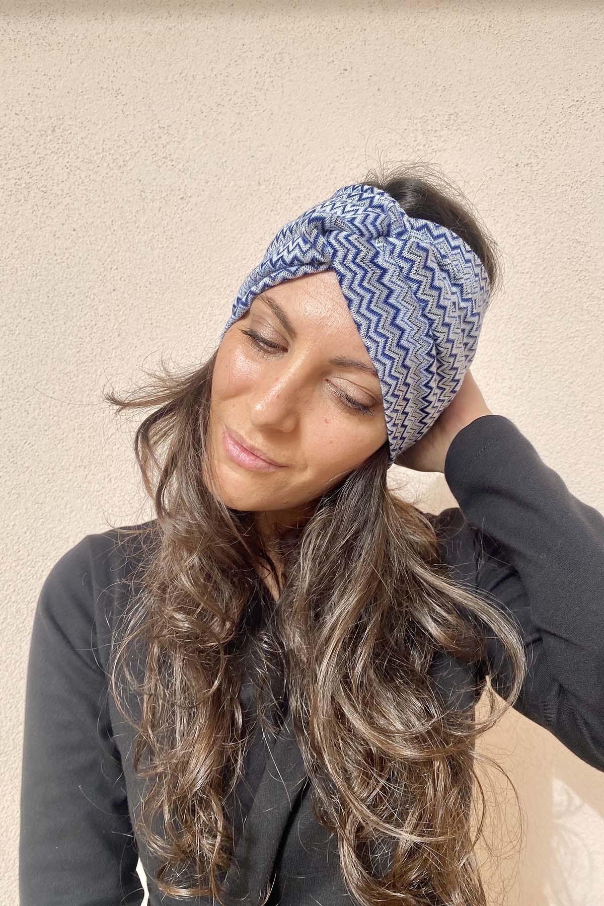 Fascia incrociata Mara accessori di moda sostenibili calda ecoviscosa a trama geometrica base blu atelier moda sostenibile abbigliamento etico artigianale