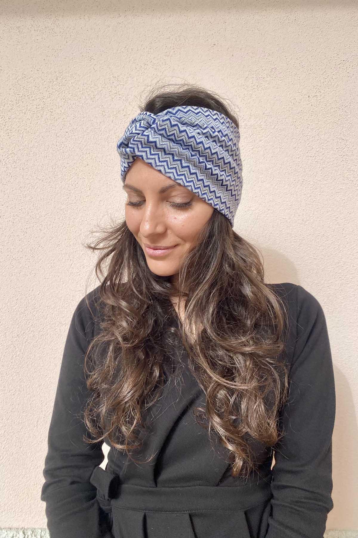 Fascia incrociata Mara accessori di moda sostenibili calda ecoviscosa a trama geometrica base blu atelier moda sostenibile abbigliamento etico