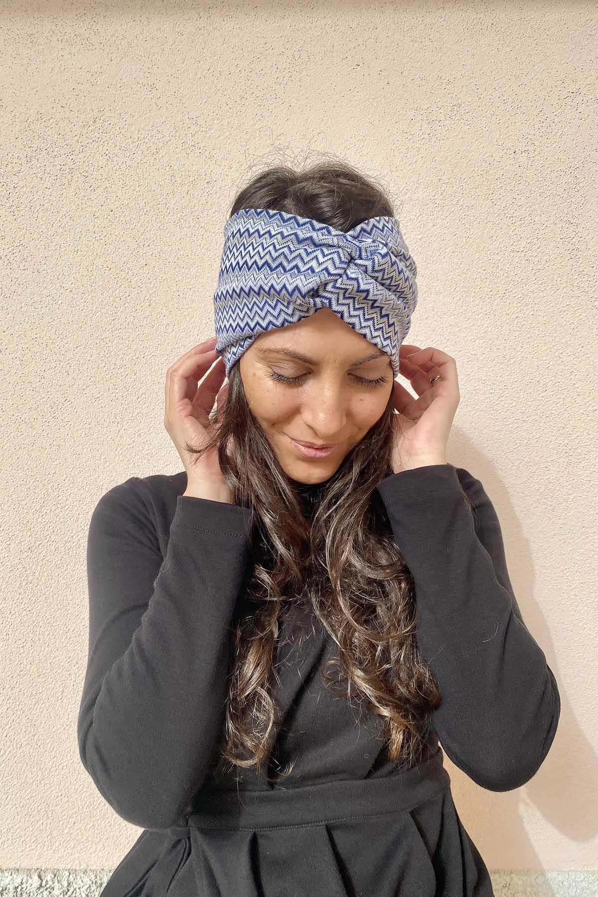 Fascia incrociata Mara accessori di moda sostenibili calda ecoviscosa a trama geometrica base blu atelier moda sostenibile abbigliamento etico artigianale