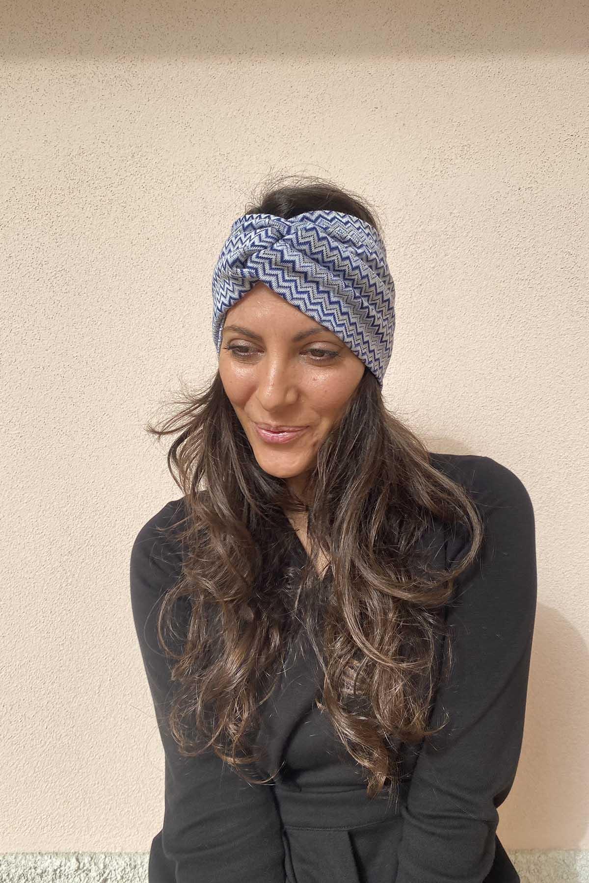 Fascia incrociata Mara accessori di moda sostenibili calda ecoviscosa a trama geometrica base blu atelier moda sostenibile accessori etici artigianali