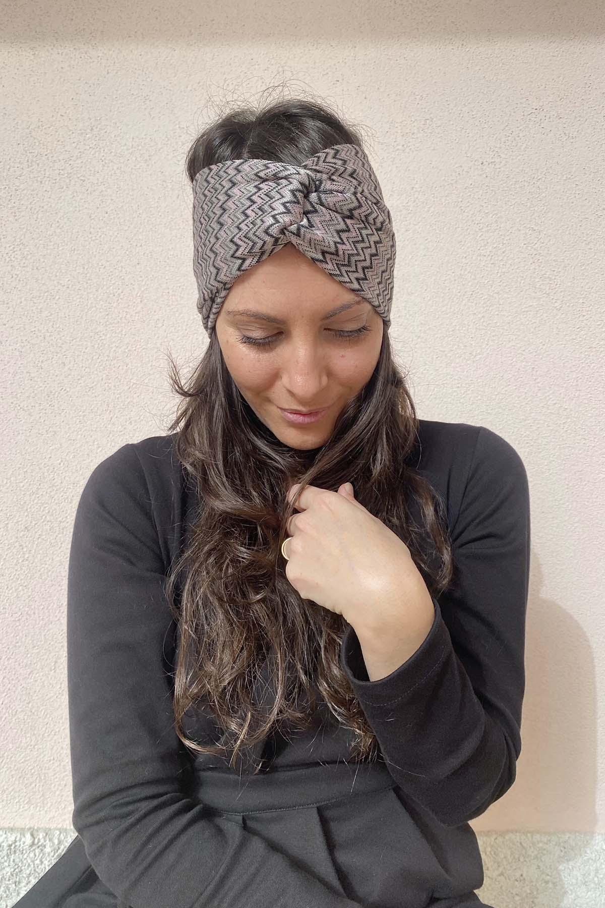 Fascia incrociata Mara accessori di moda sostenibili calda ecoviscosa a trama geometrica base grigio rosa atelier moda sostenibile accessori etici artigianali