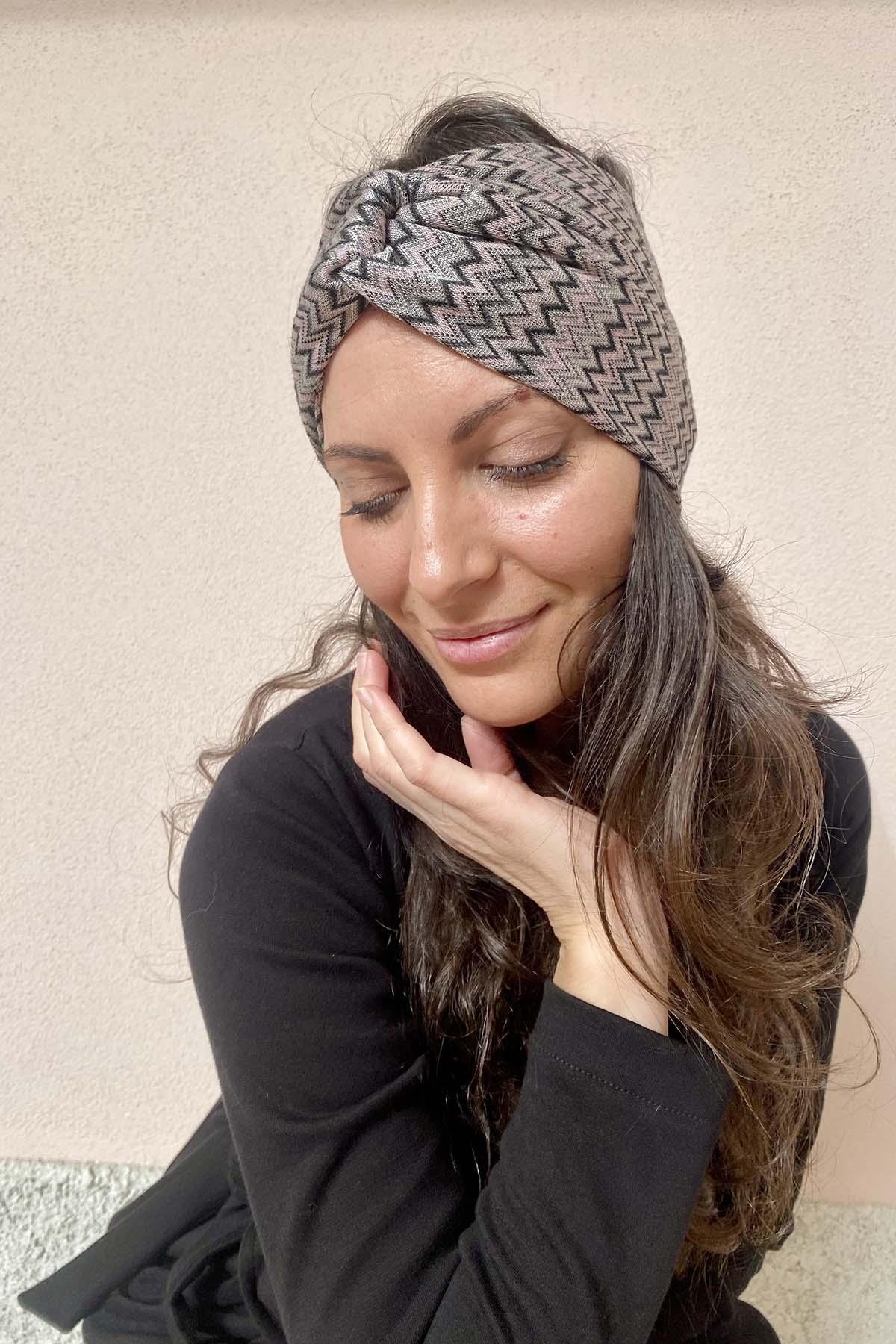 Fascia incrociata Mara accessori di moda sostenibili calda ecoviscosa a trama geometrica base grigio rosa atelier moda sostenibile accessori etici