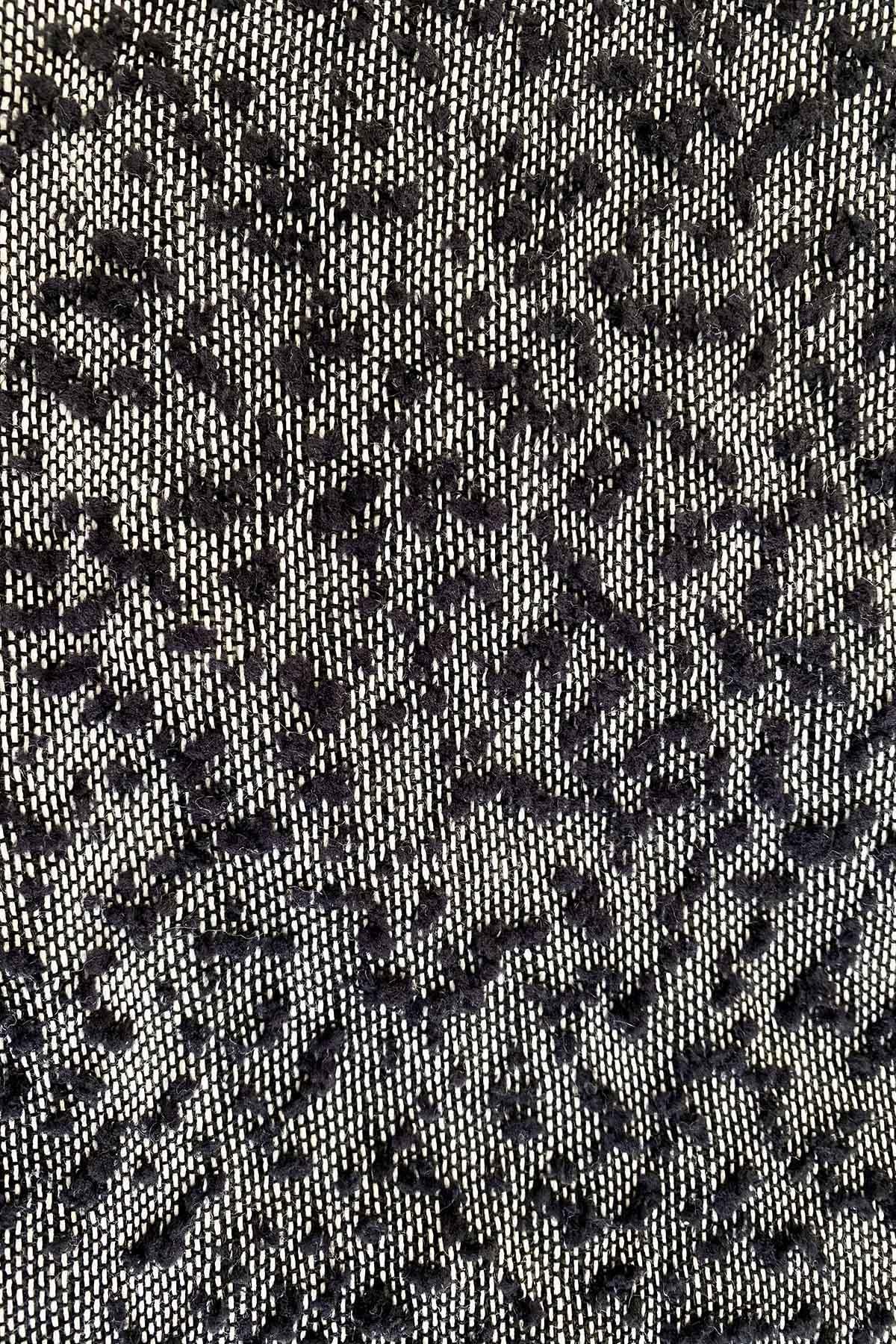 Dettaglio fantasia bianca con pallini neri Scialle Giuliana realizzata a telaio manuale calabrese brand malia lab accessori artigianali sostenibili