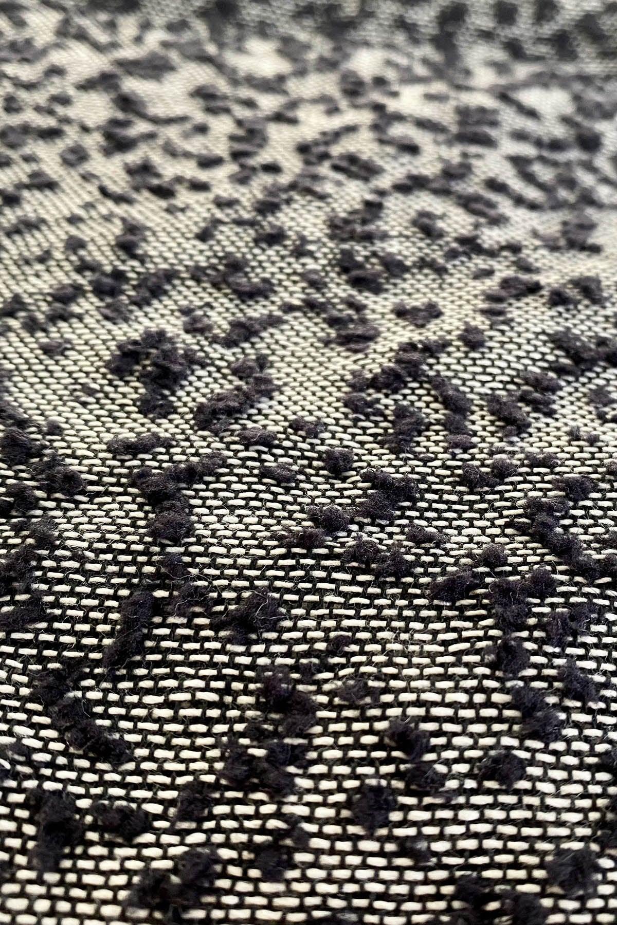 Dettaglio fantasia bianca con pallini neri Scialle Giuliana realizzata a telaio manuale calabrese brand malia lab accessori artigianali