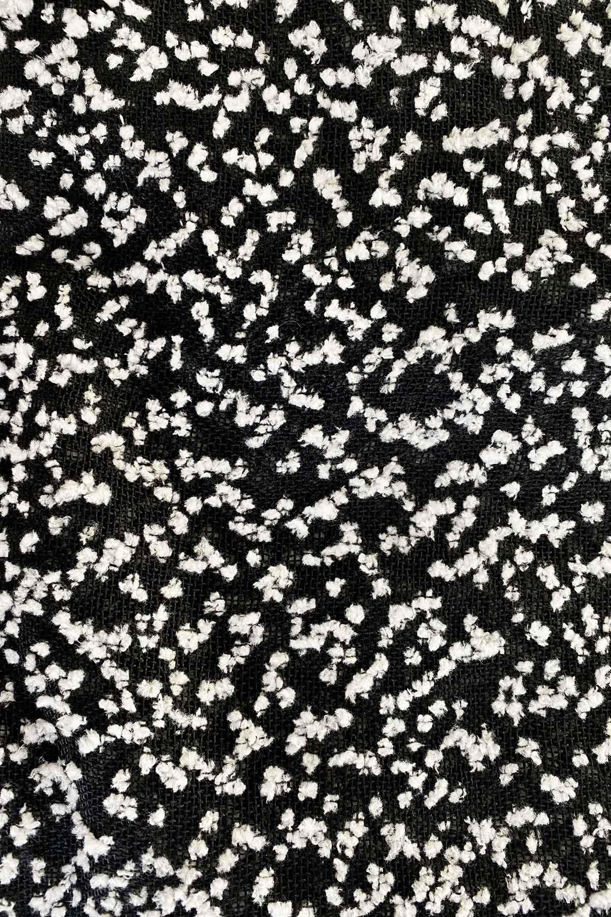 Dettaglio fantasia nera con pallini bianchi Scialle Giuliana realizzata a telaio manuale calabrese brand malia lab accessori artigianali sostenibili