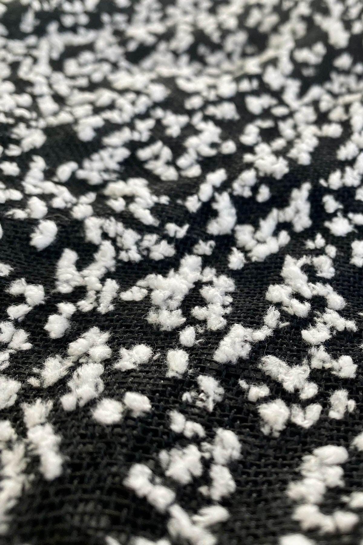 Dettaglio fantasia nera con pallini bianchi Scialle Giuliana realizzata a telaio manuale calabrese brand malia lab accessori artigianali 