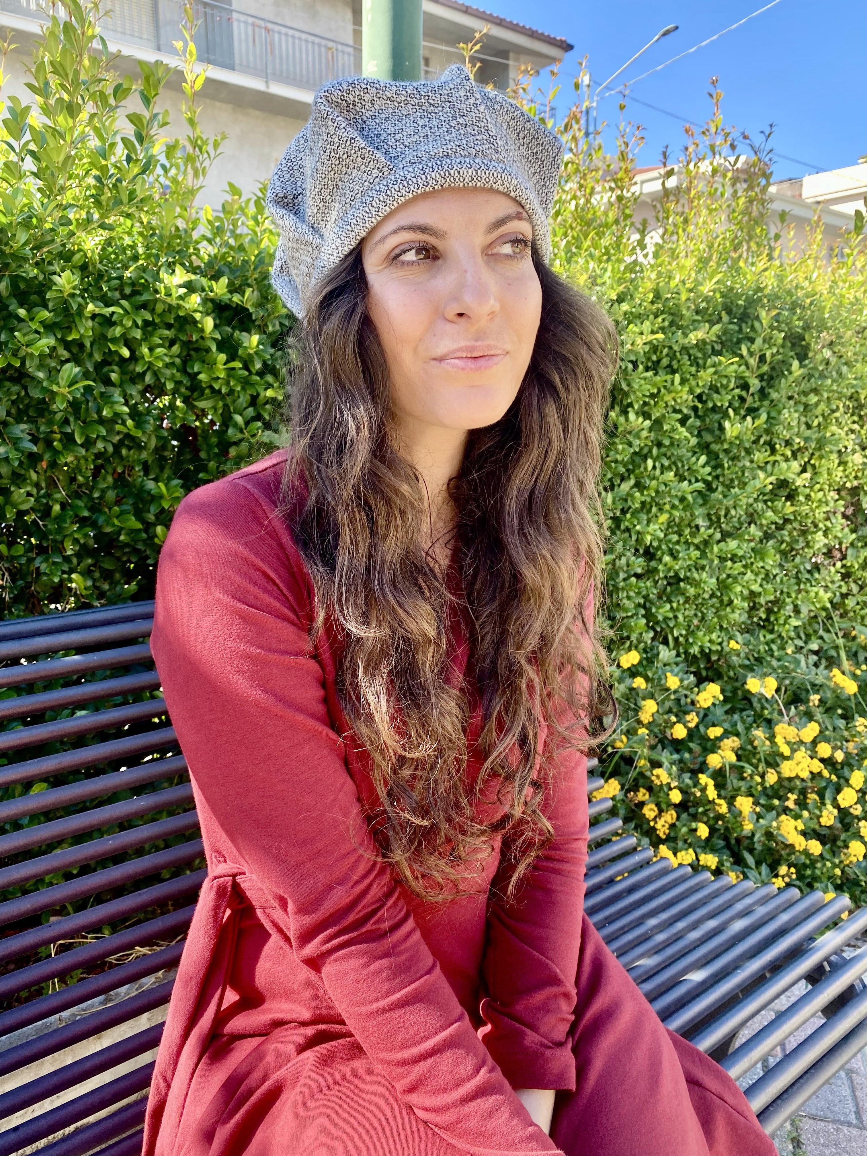 Cappello in lana biologica Edith accessori di moda sostenibili abbigliamento etico artigianale brand malia lab cappello artigianale accessori donna