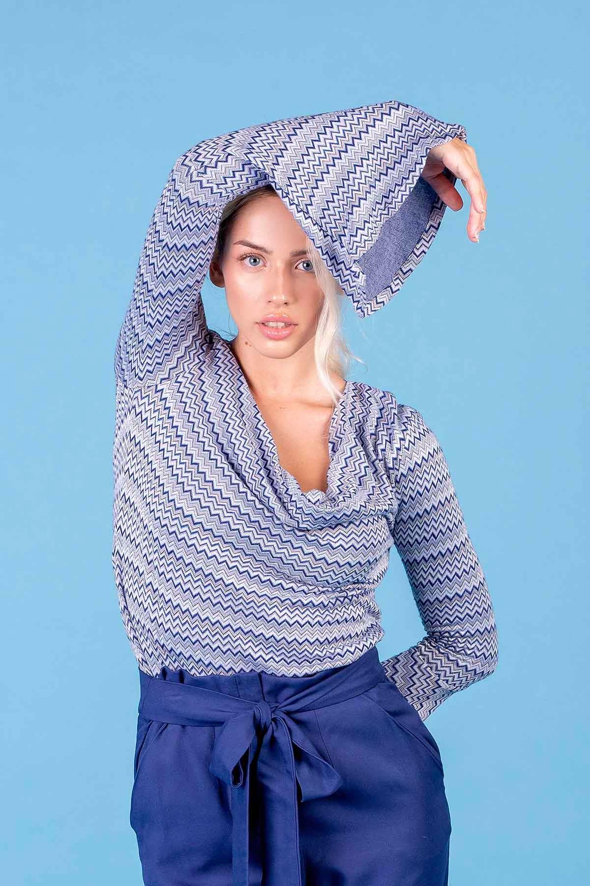 Maglia Cannella ecoviscosa manica a ruota brand malia lab sostenibile etico artigianale vestibilita comoda abbigliamento sostenibile etico abbigliamento artigianale maglia sartoriale fantasia blu argento