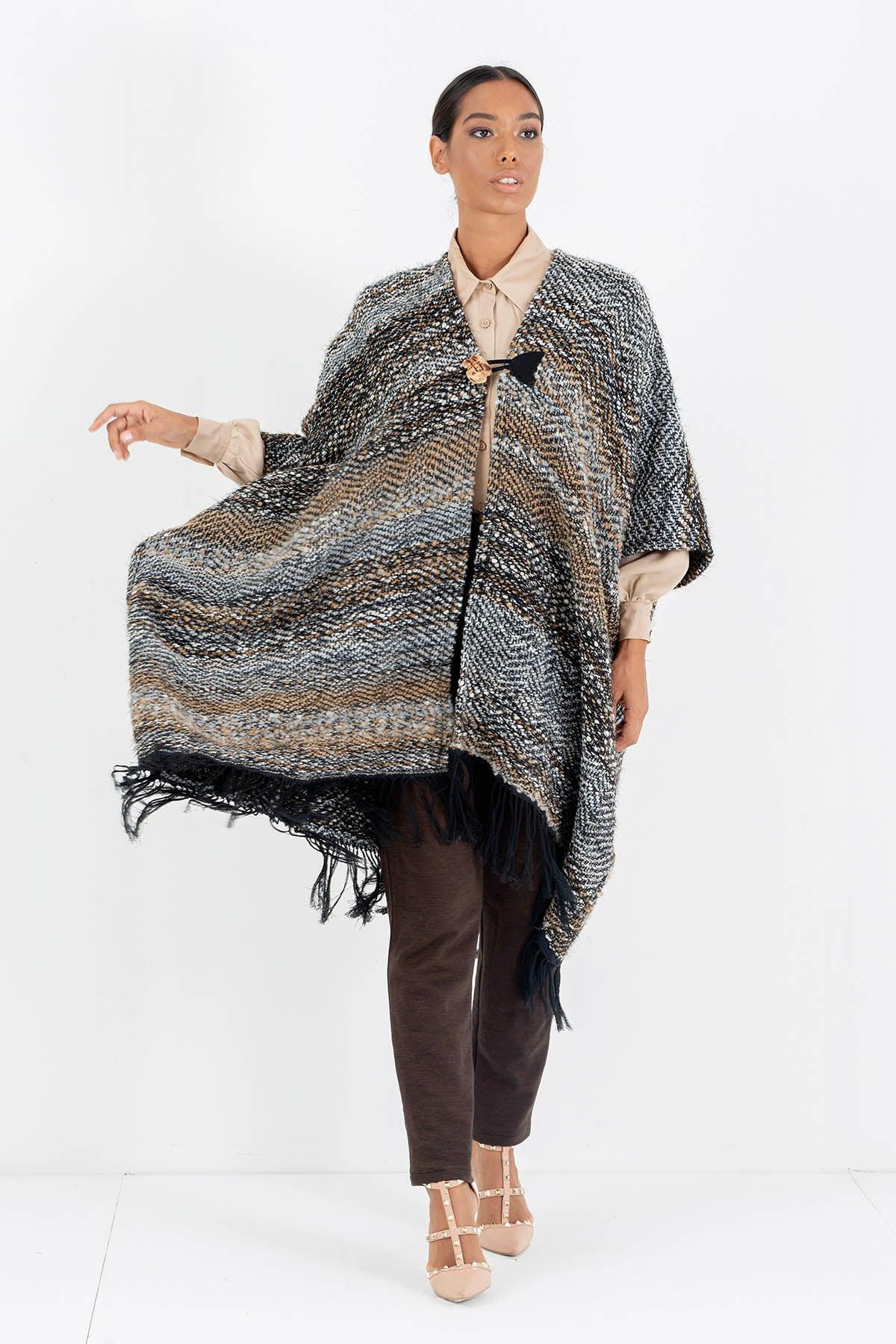 Federica Calemme indossa Mantella Ania telaio manuale calabrese invernale atelier moda etica artigianale brand malia lab abbigliamento biologico sostenibile abbigliamento sartoriale vestiti artigianali fatti a mano made in italy