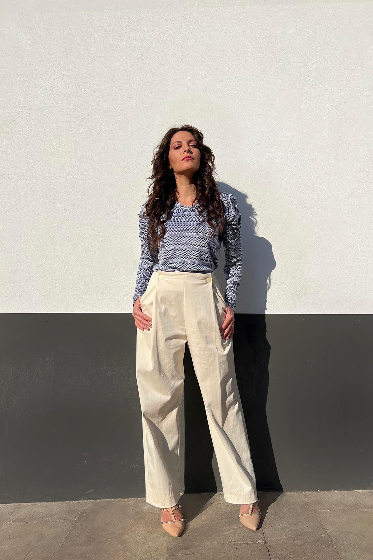 Flavia Amato indossa Pantalone in cotone biologico Elisa brand malia lab atelier moda etica sostenibile artigianale abbigliamento sostenibile donna vestiti ecosostenibili