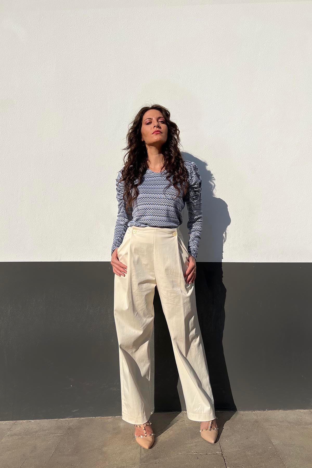Flavia Amato indossa Pantalone in cotone biologico Elisa brand malia lab atelier moda etica sostenibile artigianale abbigliamento sostenibile donna vestiti ecosostenibili
