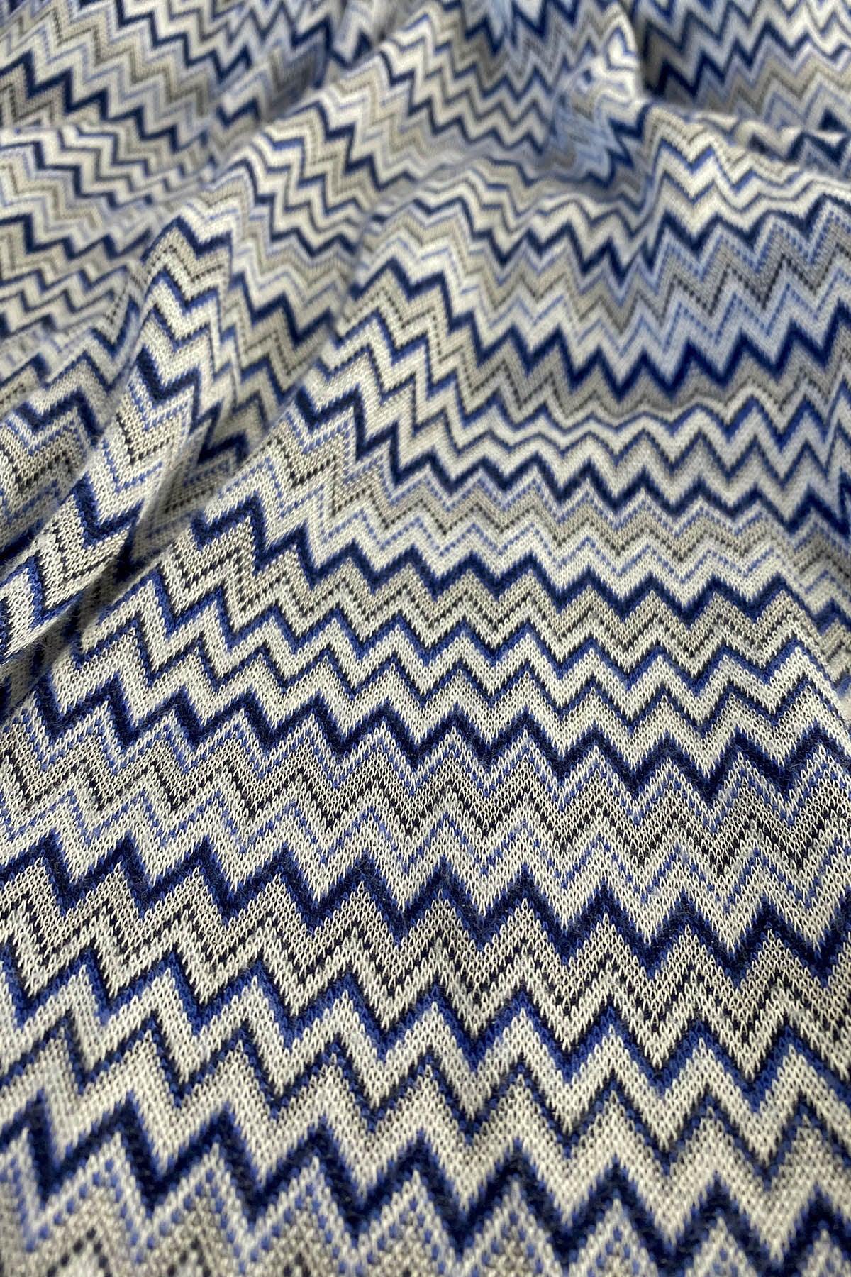 Dettaglio trama rosa argento Pashmina Rainbow ecoviscosa brand malia lab accessori di moda artigianale accessori di abbigliamento sostenibile tessuti certificati