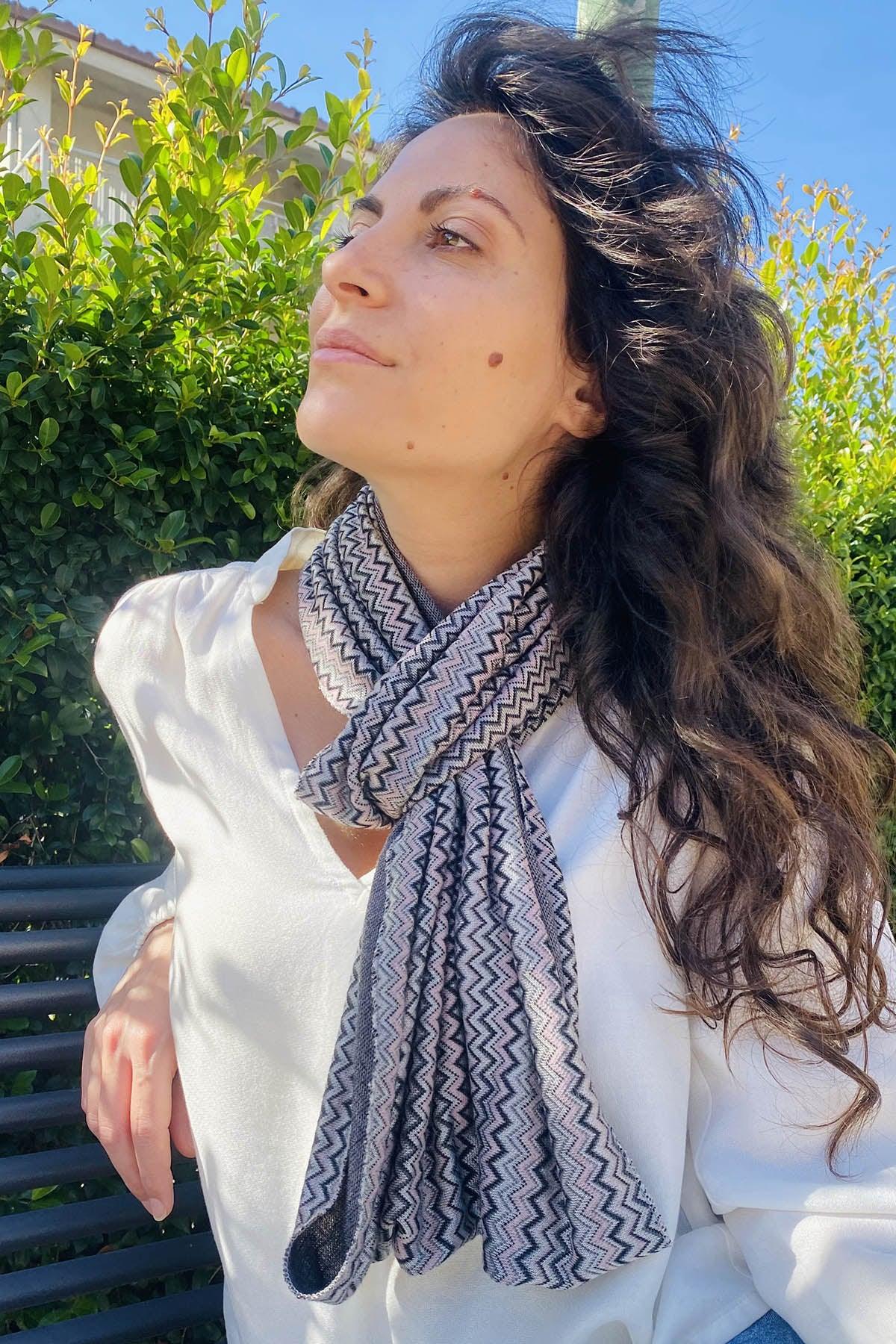 Pashmina Rainbow ecoviscosa brand malia lab accessori di moda artigianale accessori di abbigliamento sostenibile tessuti certificati dettaglio nodo