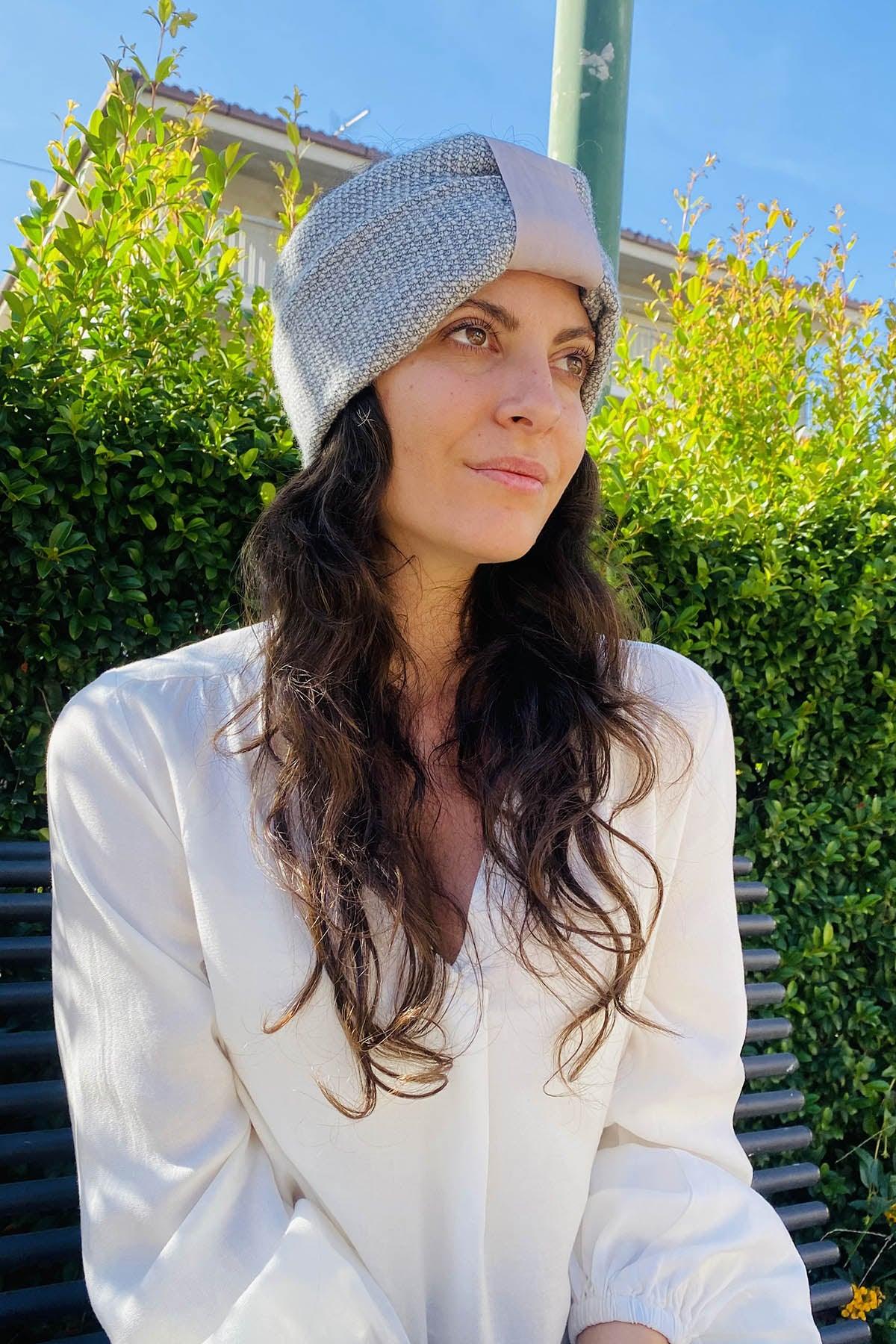 Scaldacollo in lana biologica Nathalie atelier moda artigianale etica sostenibile brand malia lab accessori di moda artigianale accessori sostenibili colore grigio e bianco