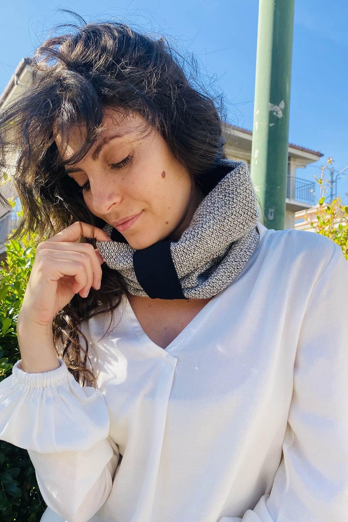 Scaldacollo in lana biologica Nathalie atelier moda artigianale etica sostenibile brand malia lab accessori di moda artigianale accessori sostenibili colore bianco e nero