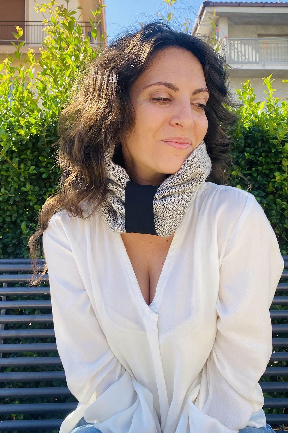 Scaldacollo in lana biologica Nathalie atelier moda artigianale etica sostenibile brand malia lab accessori di moda artigianale accessori sostenibili