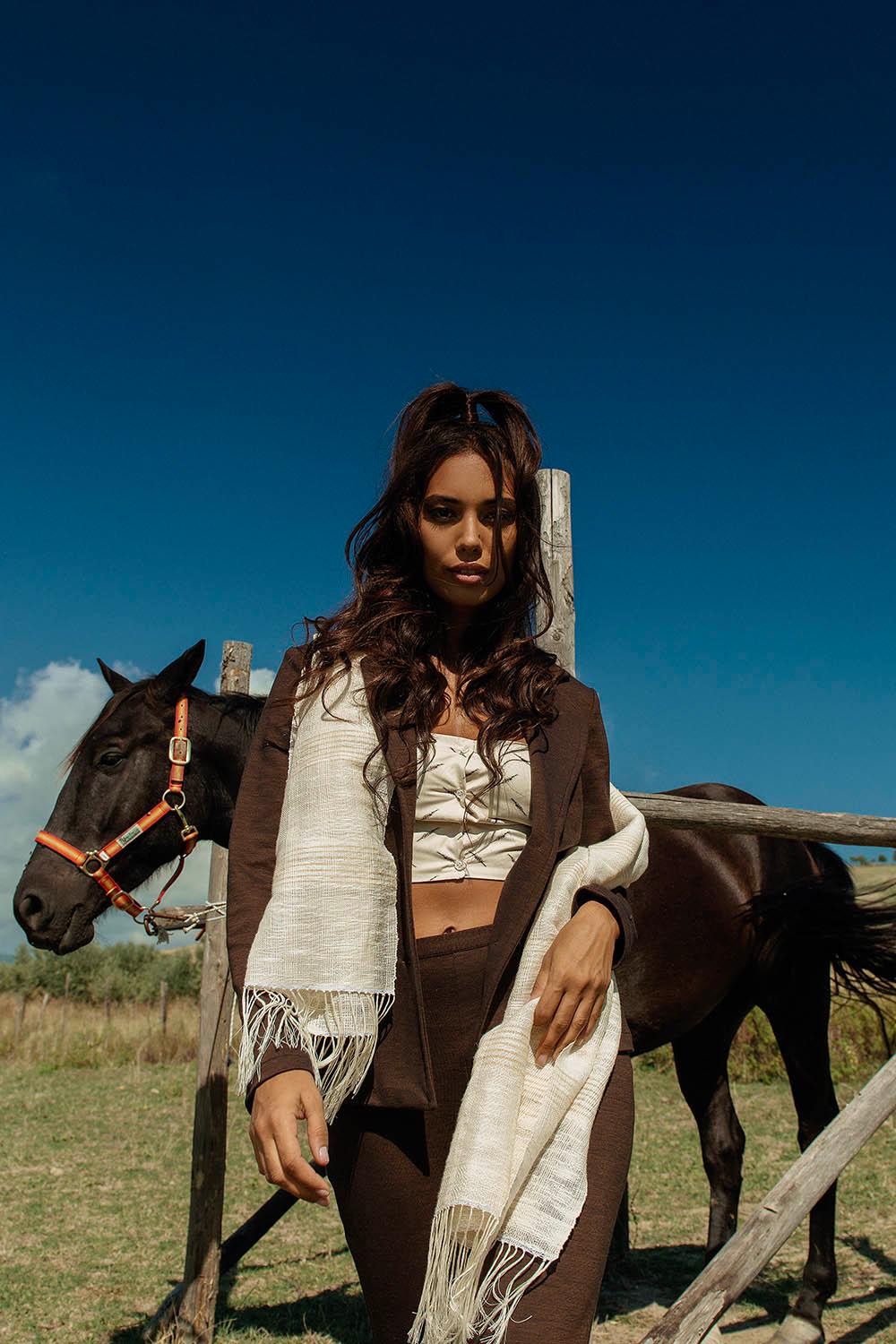 Scialle in Ginestra realizzato a telaio manuale calabrese invernale brand malia lab abbigliamento biologico sostenibile accessori di moda sostenibili fatta a mano made in italy