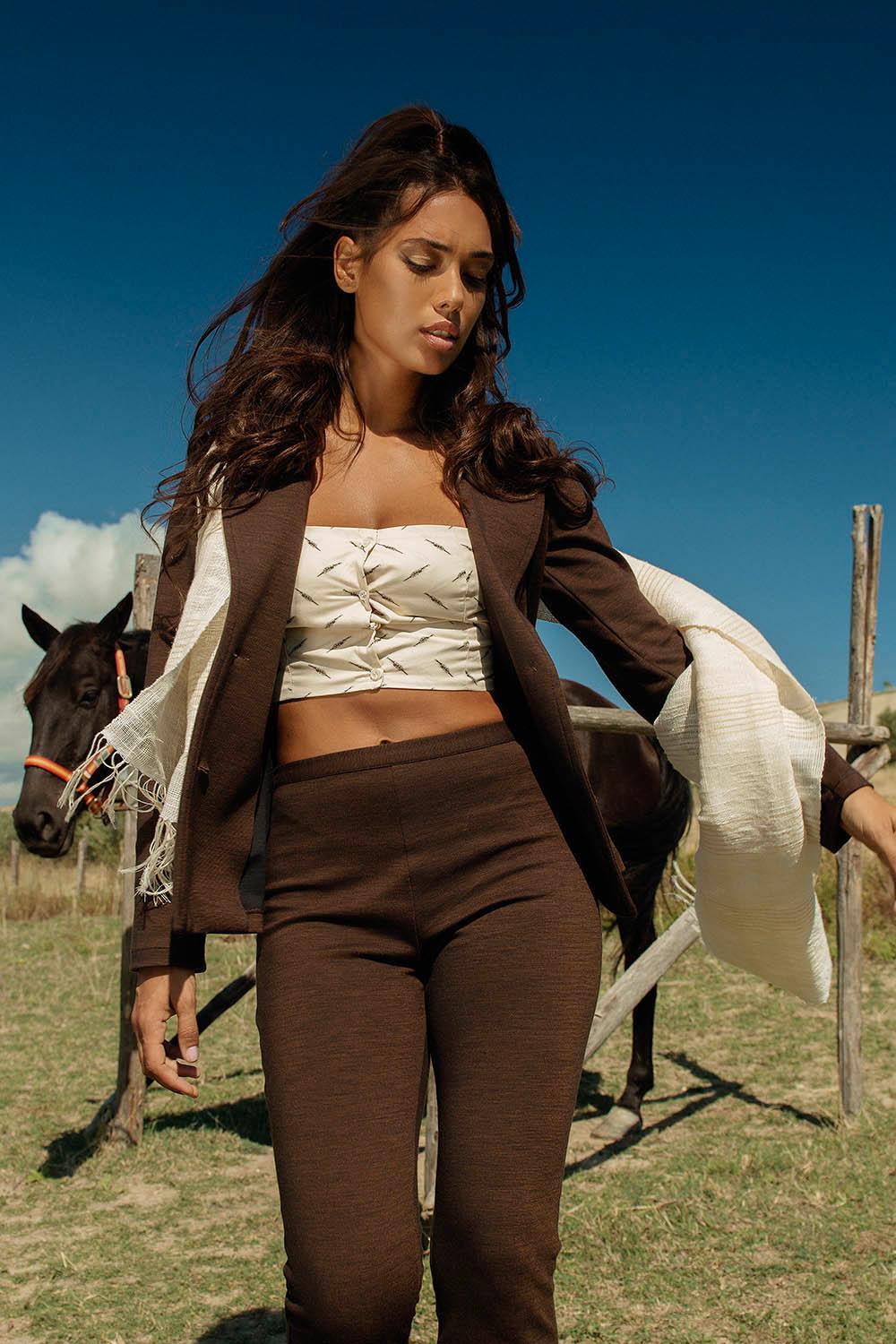 Federica Calemme indossa Top cotone biologico e ecoviscosa motivo logo fuso bretelline uncinetto moda etica artigianale brand malia lab abbigliamento biologico sostenibile