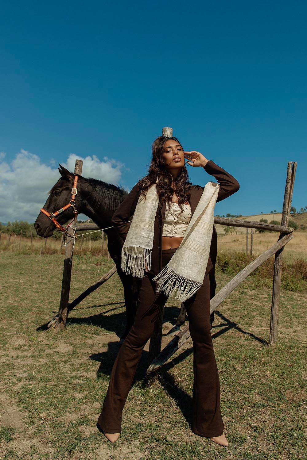 Lungo scialle in Ginestra moda artigianale etica a telaio manuale calabrese invernale brand malia lab abbigliamento biologico sostenibile accessori di moda sostenibili fatta a mano made in italy