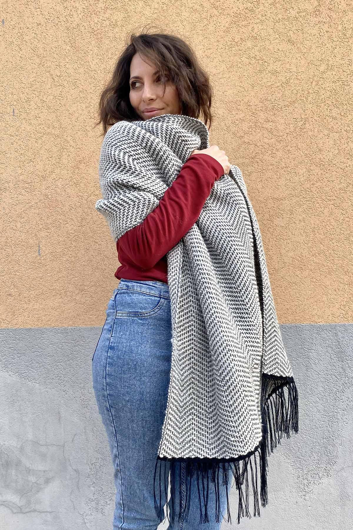 Flavia Amato indossa Sciarpa scialle Agata telaio filati recupero bianco strisce nero malia lab atelier moda etica sostenibile artigianale accessori artigianali fantasia zig zag