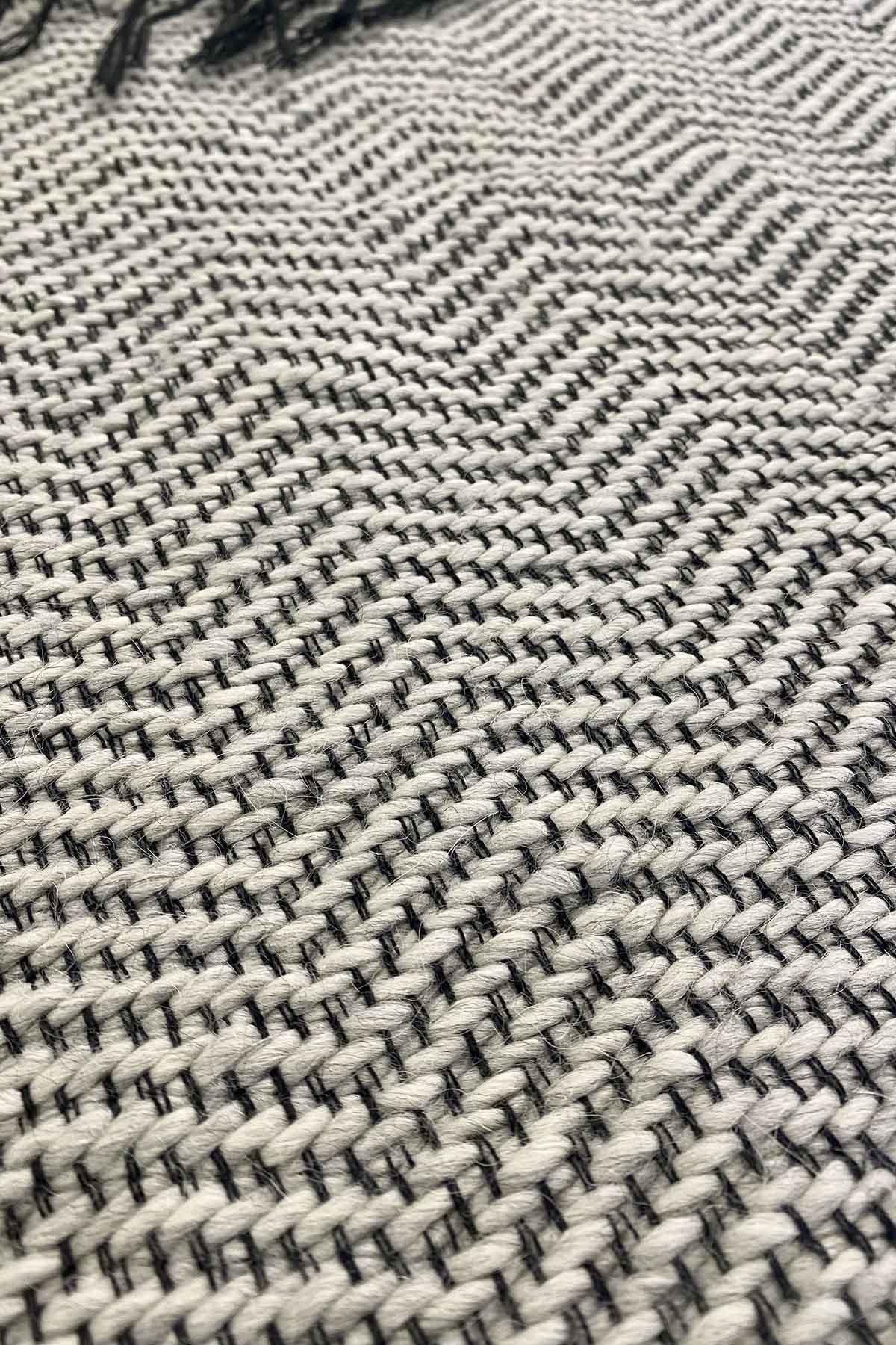 Dettaglio trama Sciarpa scialle Agata telaio filati recupero bianco strisce nero malia lab atelier moda etica sostenibile artigianale accessori artigianali fantasia zig zag