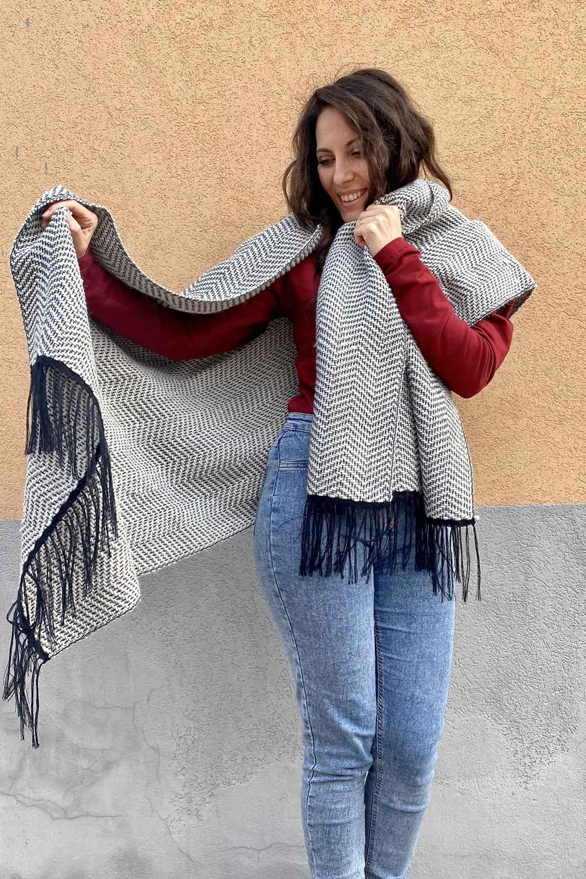 Flavia Amato indossa Sciarpa scialle Agata telaio filati recupero bianco strisce nero malia lab atelier moda etica sostenibile artigianale accessori artigianali alpaca