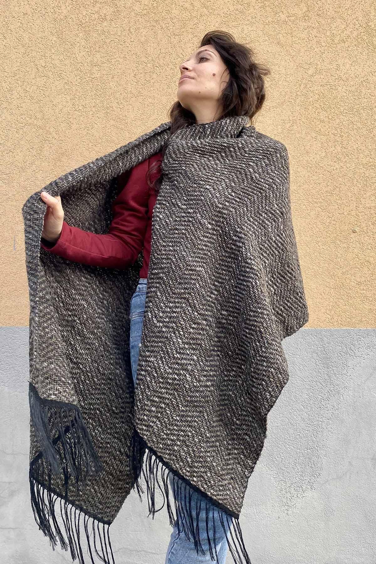 Sciarpa scialle Agata telaio filati recupero malia lab atelier moda etica sostenibile artigianale accessori artigianali fantasia verde cachi e nero accessori di moda sostenibili