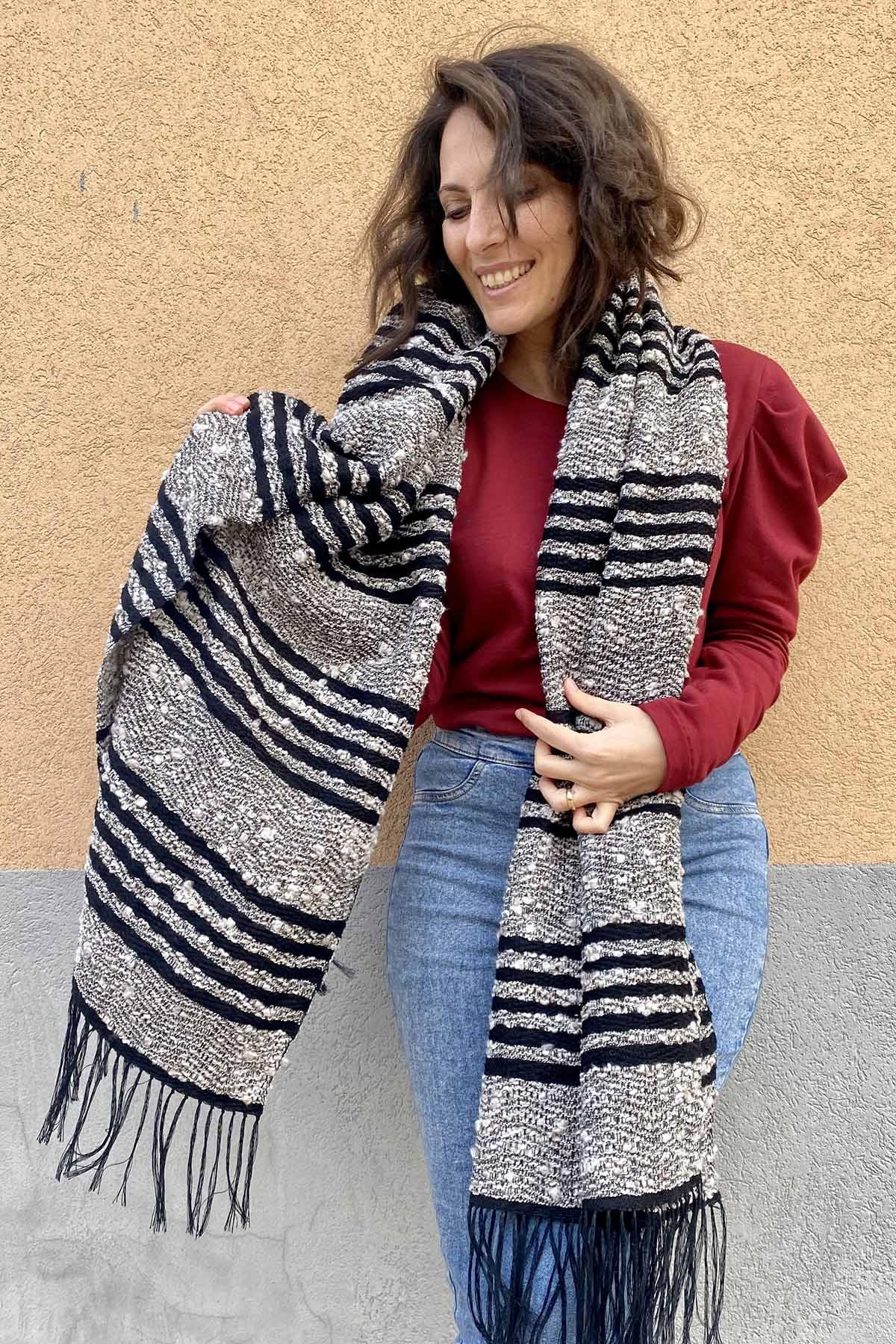 Flavia Amato indossa scialle telaio filati recupero bianco strisce nero malia lab atelier moda etica sostenibile artigianale accessori artigianali