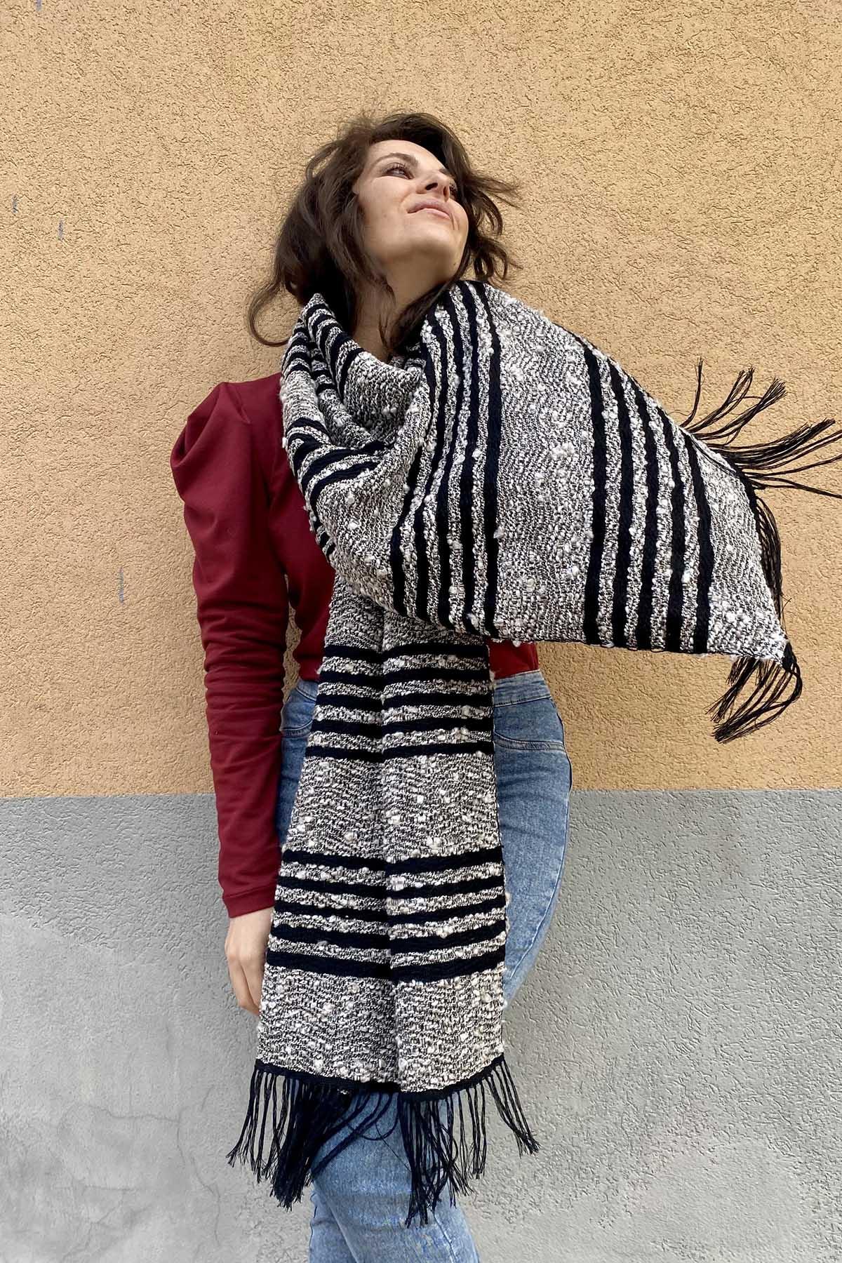 Scialle telaio filati recupero bianco strisce nero malia lab atelier moda etica sostenibile artigianale accessori artigianali