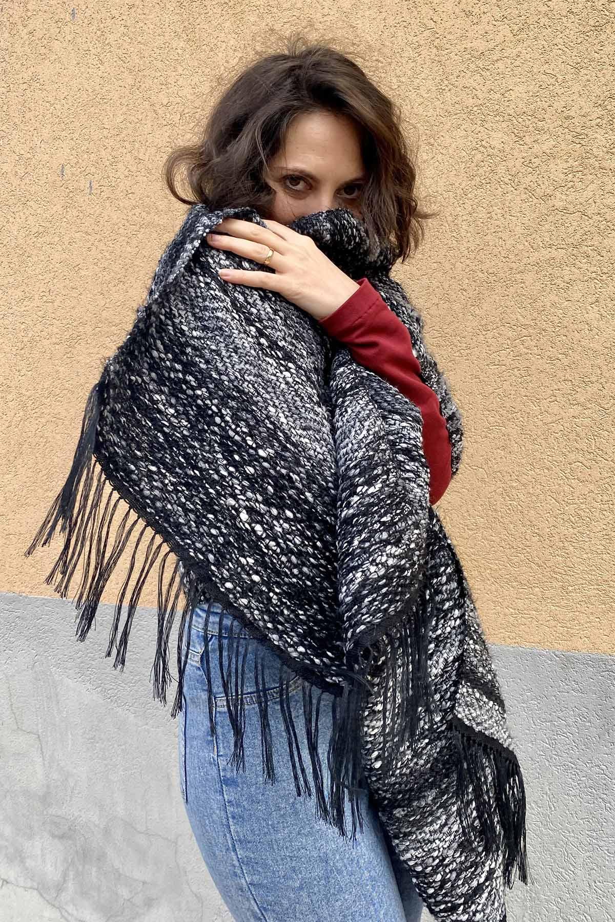 Flavia Amato indossa Sciarpa scialle Agata telaio filati recupero malia lab atelier moda etica sostenibile artigianale accessori artigianali fantasia grigio e nero