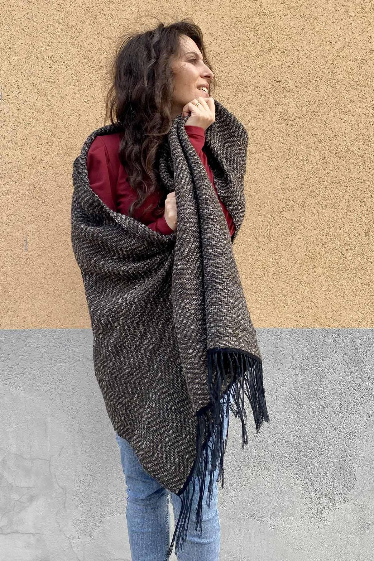 Flavia Amato indossa Sciarpa scialle Agata telaio filati recupero malia lab atelier moda etica sostenibile artigianale accessori artigianali